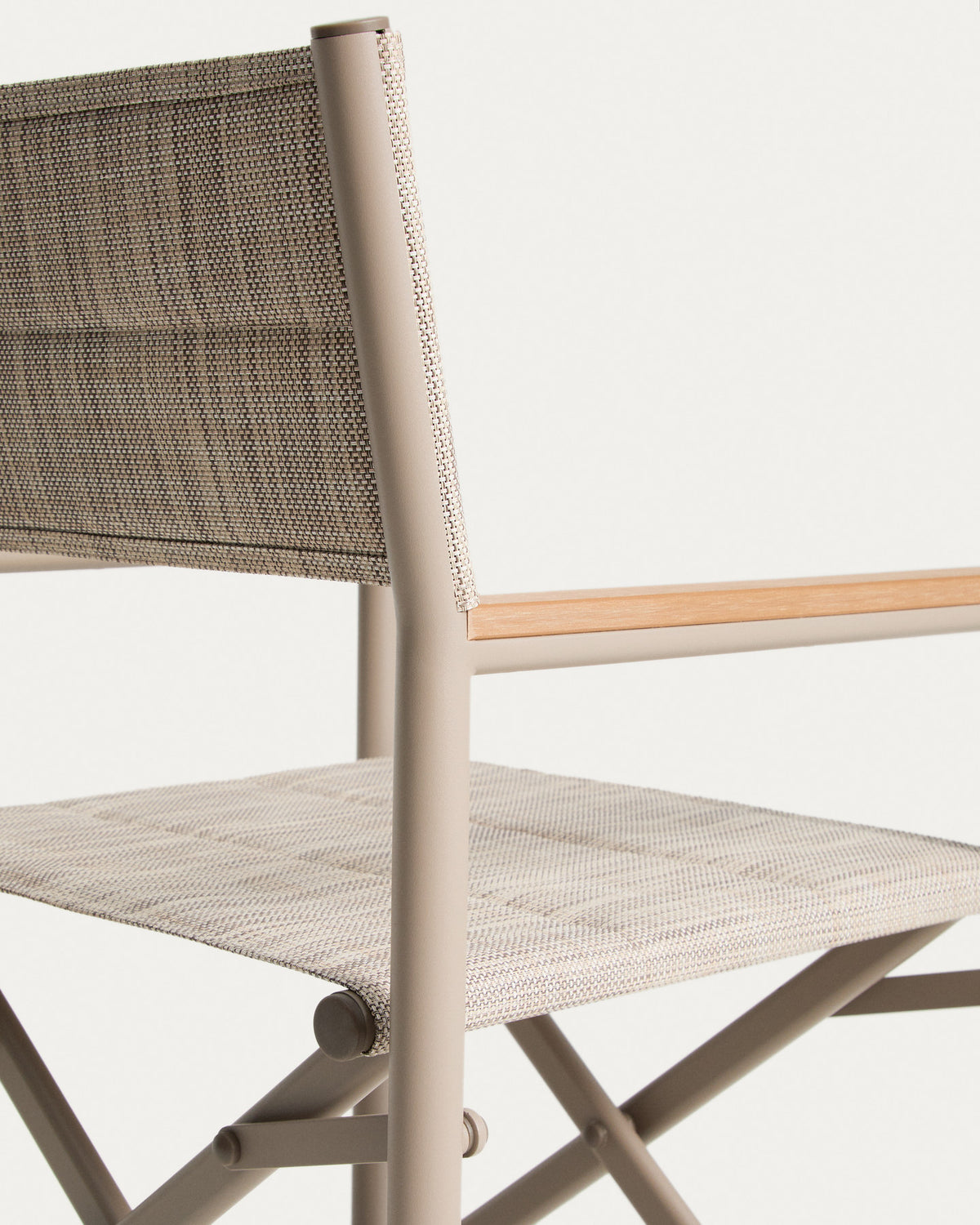 Outdoor-Klappstuhl Tisno aus taupefarbenem Aluminium und taupefarbenem Texteline in Taupe, Beige, Hellbraun präsentiert im Onlineshop von KAQTU Design AG. Gartenstuhl mit Armlehnen ist von Kave Home