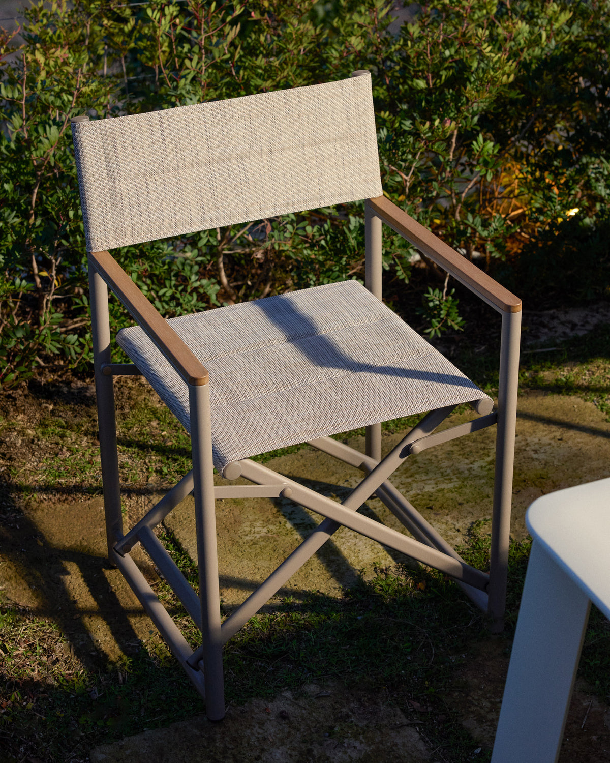 Outdoor-Klappstuhl Tisno aus taupefarbenem Aluminium und taupefarbenem Texteline in Taupe, Beige, Hellbraun präsentiert im Onlineshop von KAQTU Design AG. Gartenstuhl mit Armlehnen ist von Kave Home