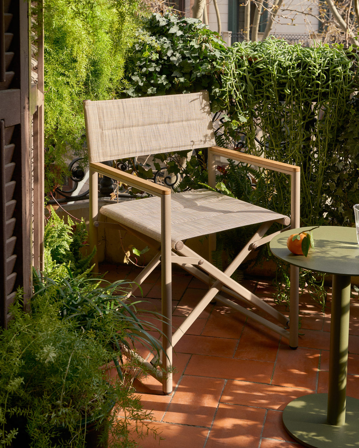 Outdoor-Klappstuhl Tisno aus taupefarbenem Aluminium und taupefarbenem Texteline in Taupe, Beige, Hellbraun präsentiert im Onlineshop von KAQTU Design AG. Gartenstuhl mit Armlehnen ist von Kave Home