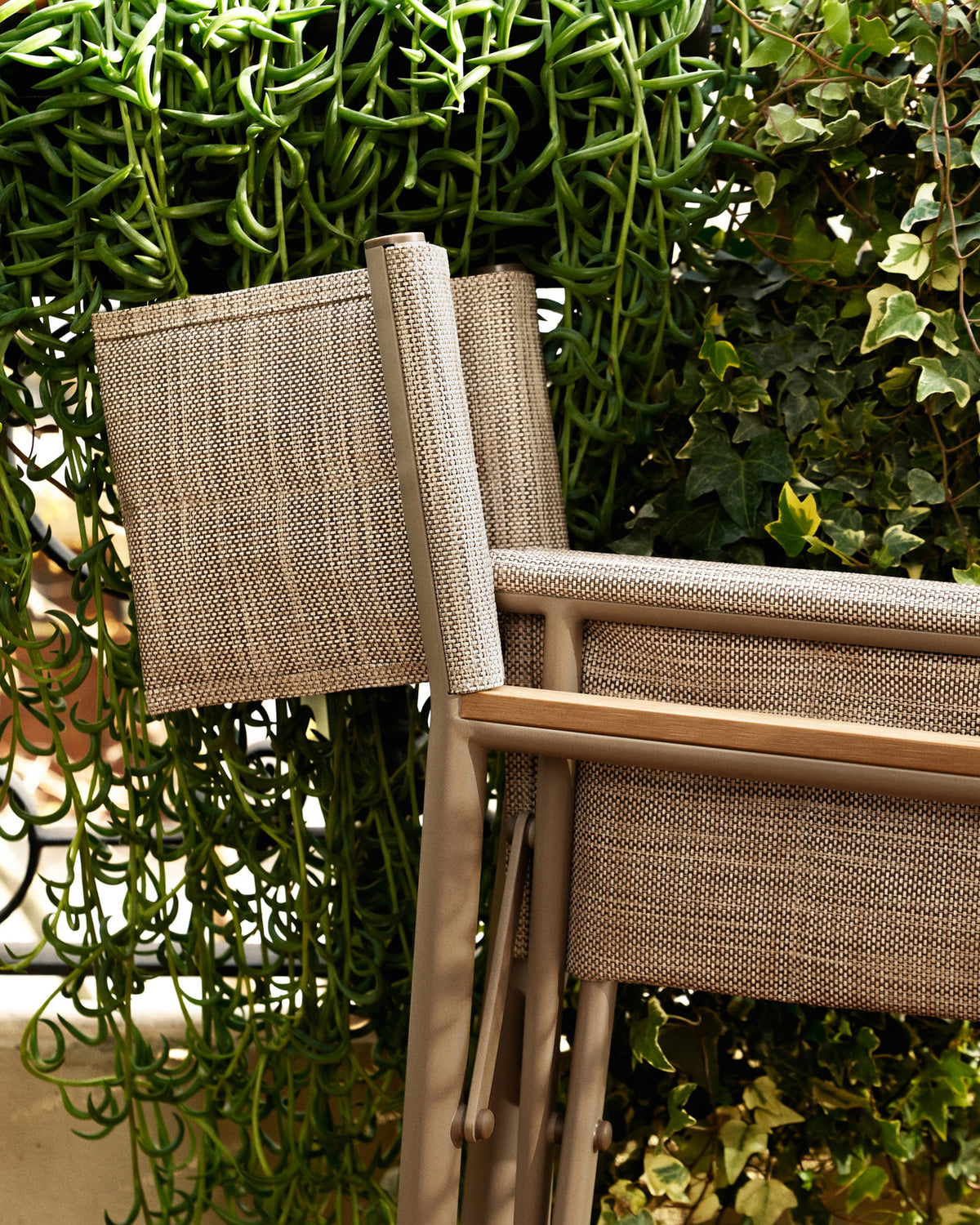 Outdoor-Klappstuhl Tisno aus taupefarbenem Aluminium und taupefarbenem Texteline in Taupe, Beige, Hellbraun präsentiert im Onlineshop von KAQTU Design AG. Gartenstuhl mit Armlehnen ist von Kave Home
