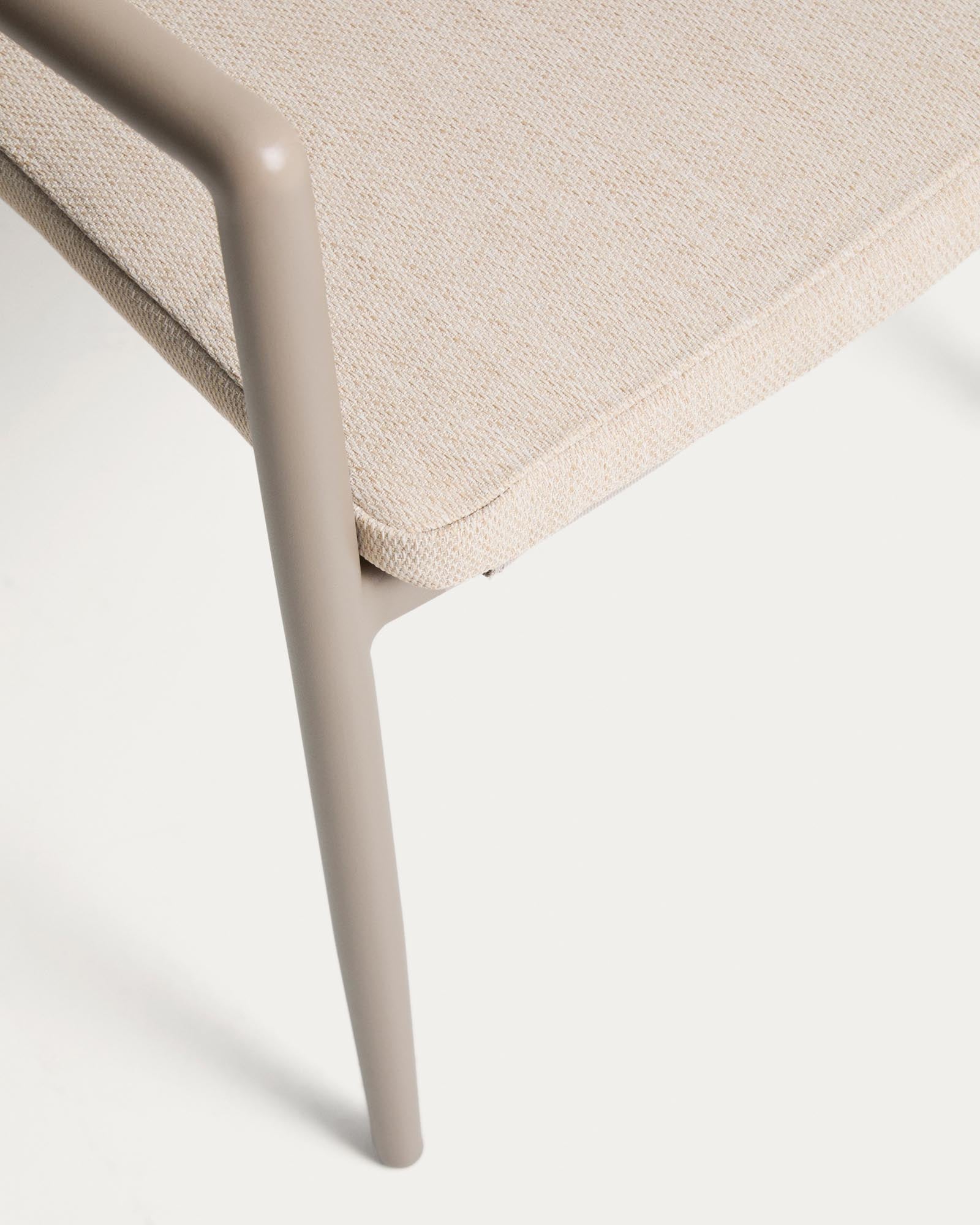 Moderner stapelbarer Outdoor-Stuhl Argasi aus robustem Aluminium und Synthetikseil in Taupe und Beige, perfekt für Garten und Terrasse.