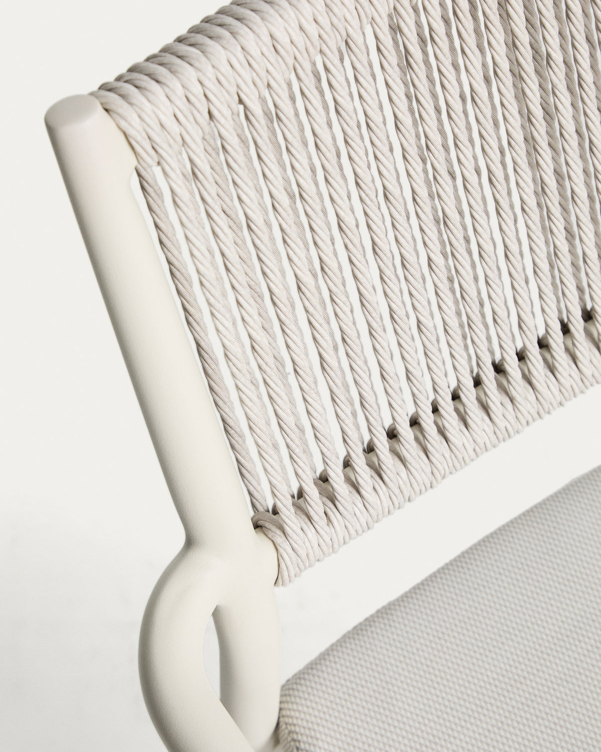 Stapelbarer Outdoor-Stuhl Argasi aus Aluminium in Ecru und grauem Synthetikseil in Ecru, Beige, Weiss präsentiert im Onlineshop von KAQTU Design AG. Gartenstuhl ist von Kave Home
