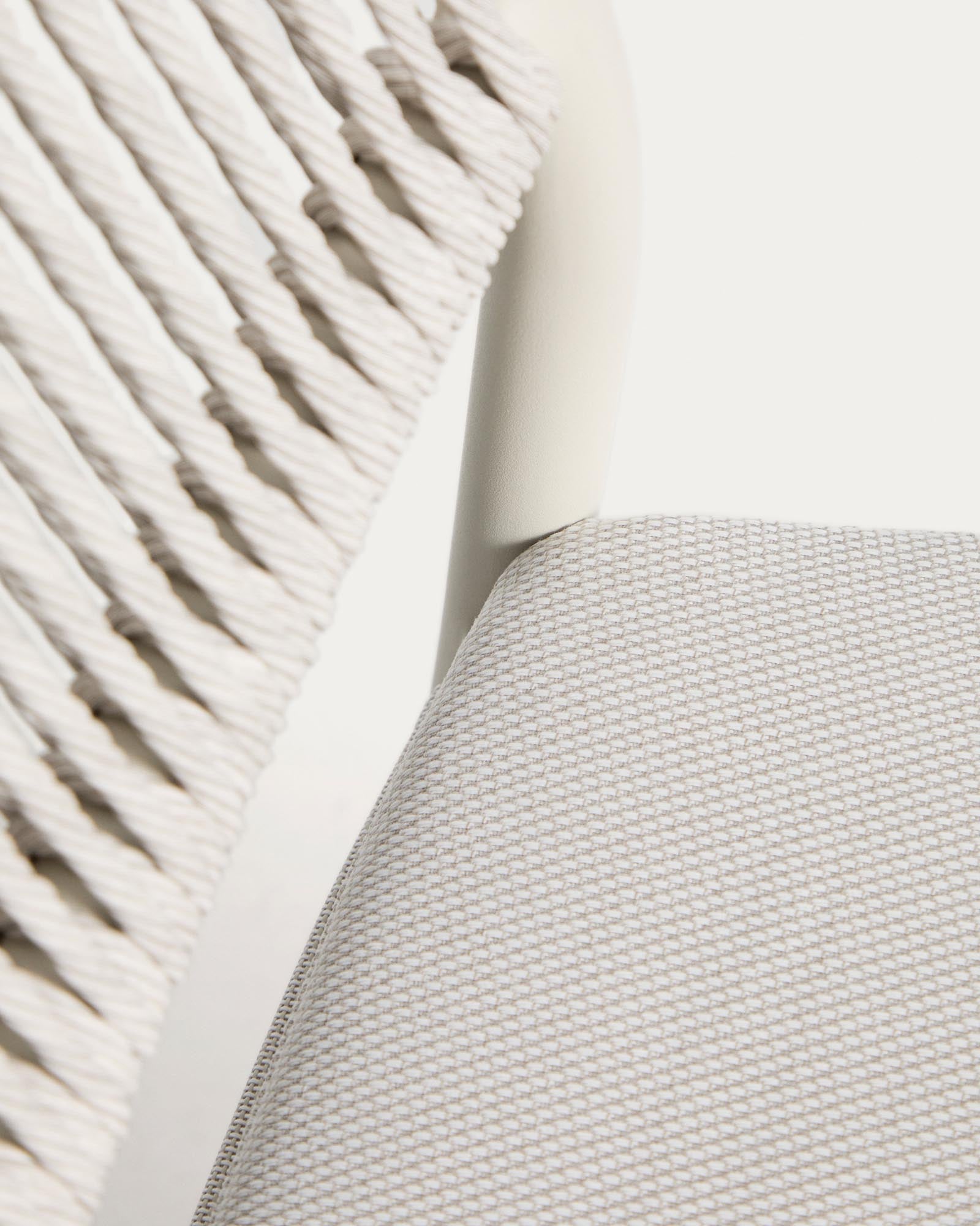 Stapelbarer Outdoor-Stuhl Argasi in Ecru mit grauem Synthetikseil, ideal für stilvolle Gartenmöbel und entspannte Stunden im Freien.