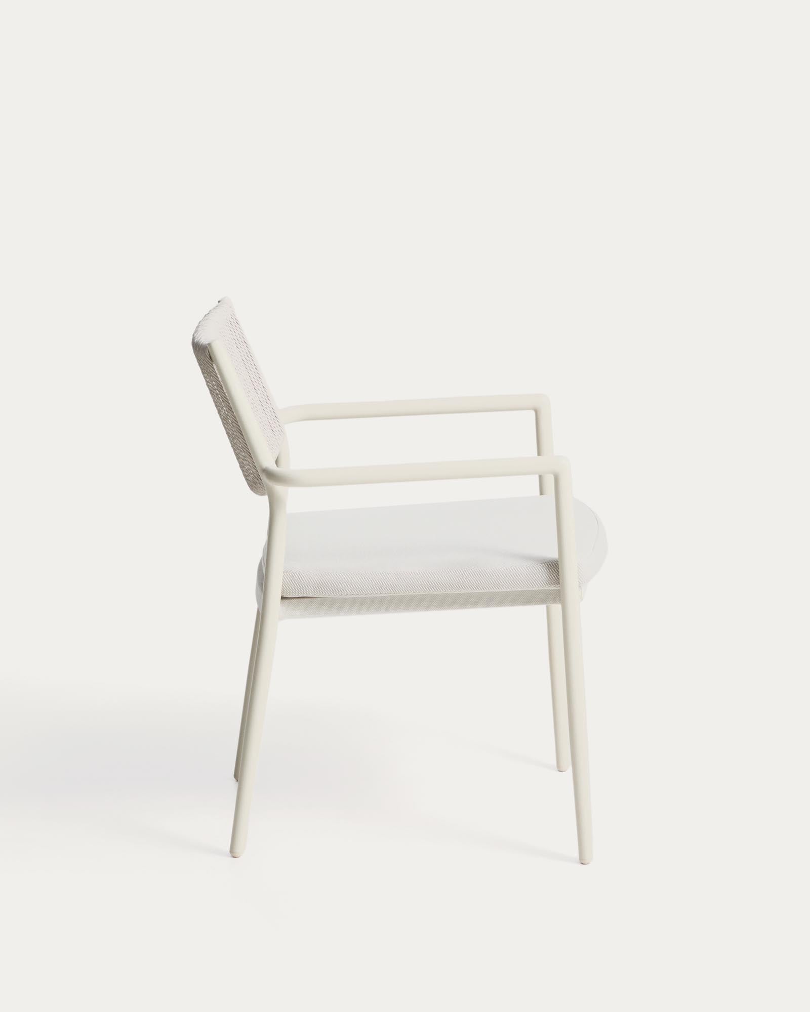 Moderner Outdoor-Stuhl Argasi aus robustem Aluminium in Ecru, verziert mit grauem Synthetikseil, ideal für stilvolle Gartenmöbel.