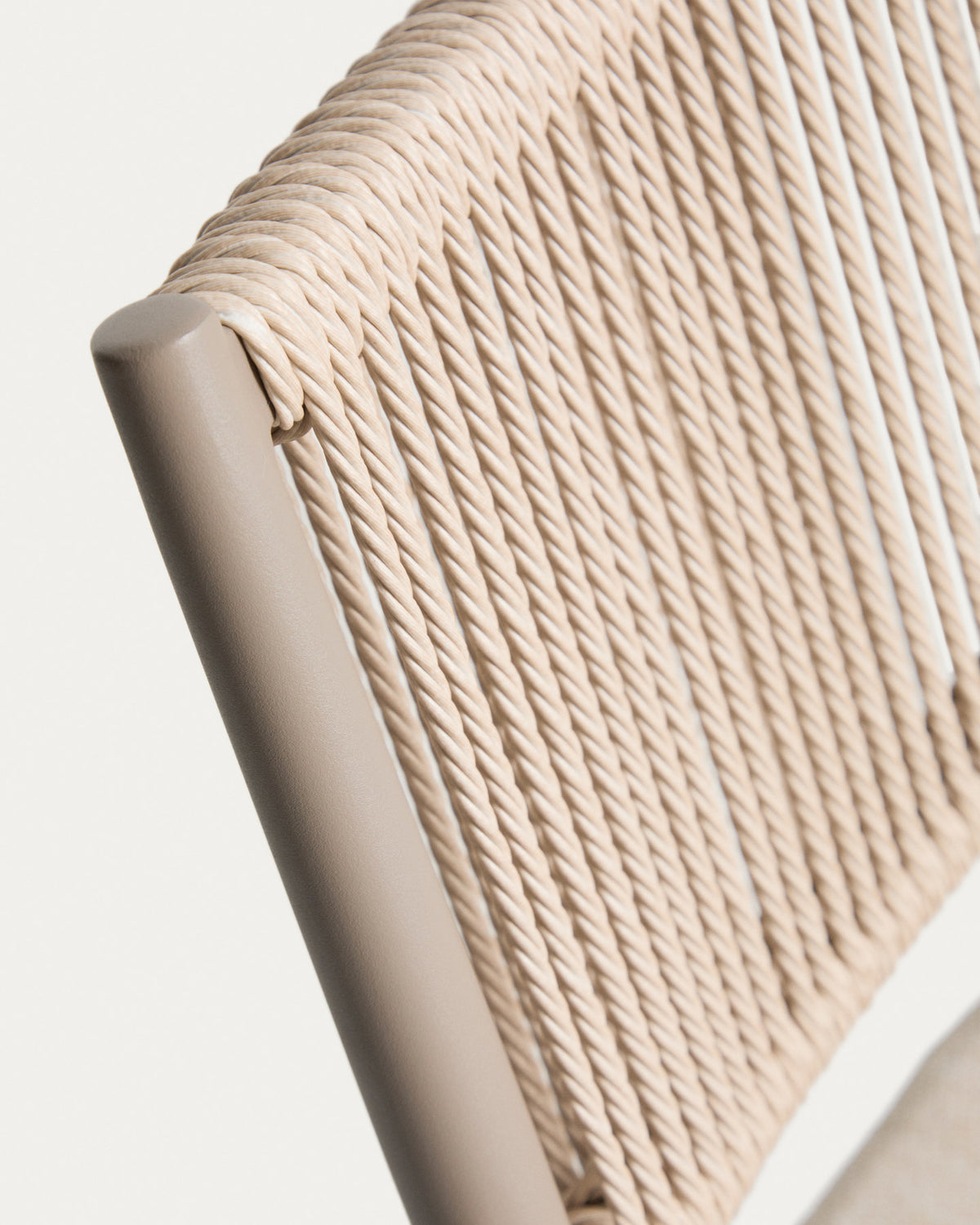 Stapelbarer Outdoor-Stuhl Argasi aus Aluminium in Taupe und beigem Synthetikseil in Taupe, Beige, Hellbraun präsentiert im Onlineshop von KAQTU Design AG. Gartenstuhl ist von Kave Home