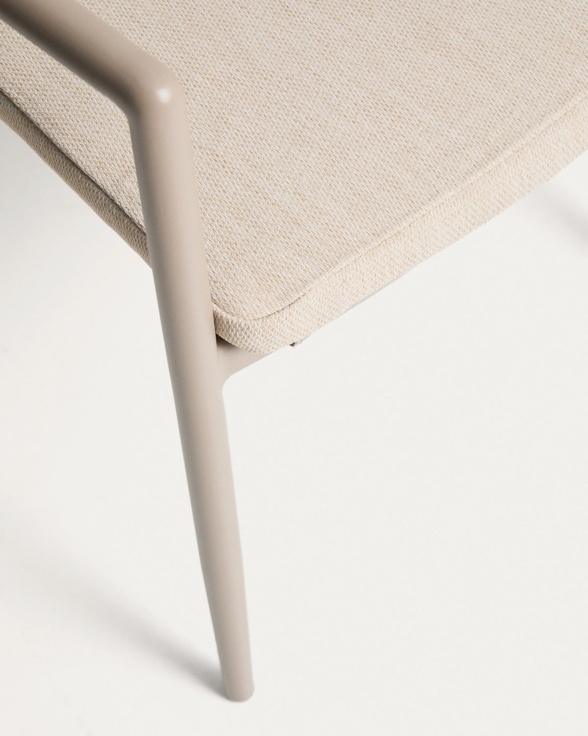 Stapelbarer Outdoor-Stuhl Argasi aus Aluminium in Taupe und beigem Synthetikseil in Taupe, Beige, Hellbraun präsentiert im Onlineshop von KAQTU Design AG. Gartenstuhl ist von Kave Home