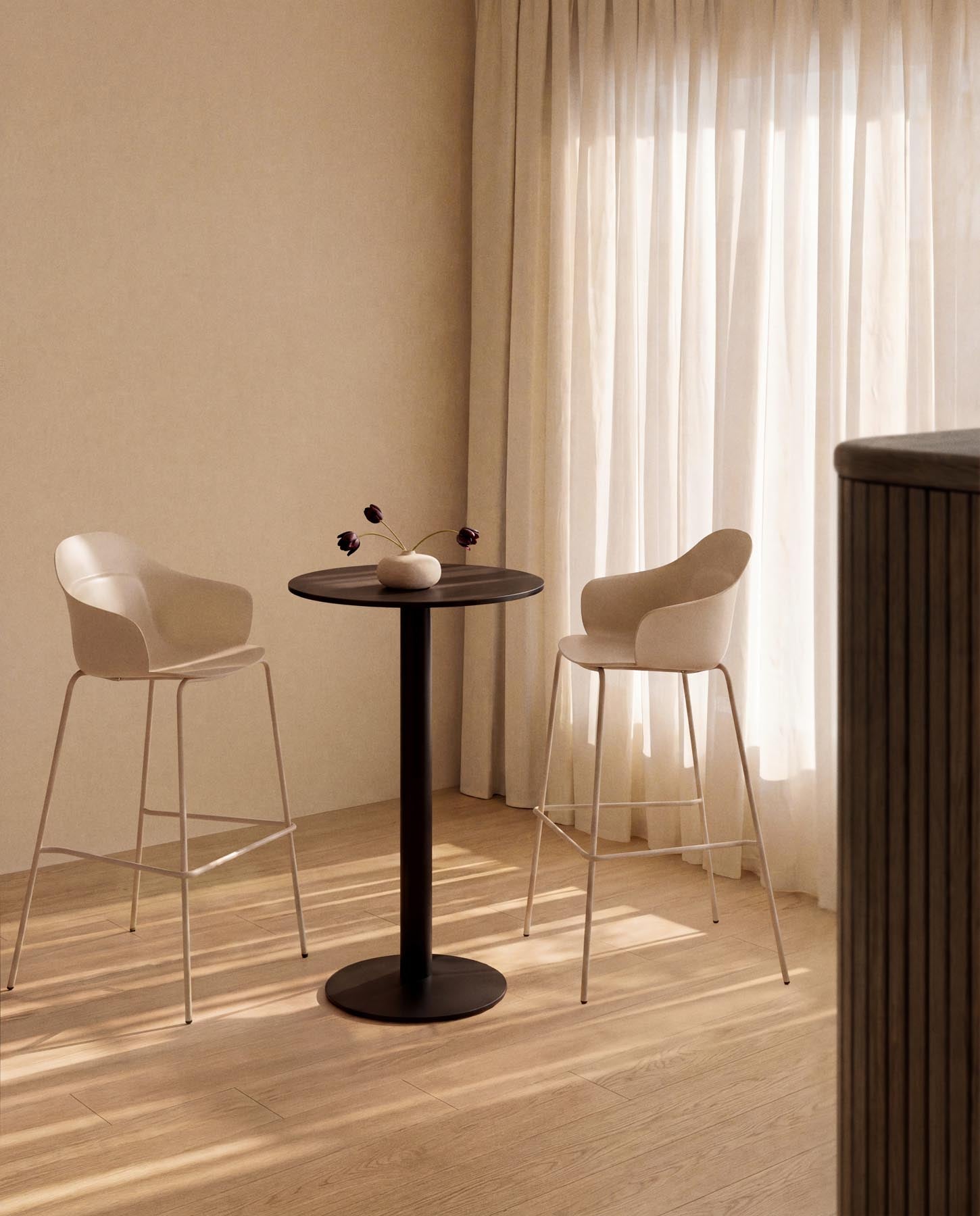 Hocker Sanile mit Stahlbeinen mit beigem Finish, 74 cm in Beige präsentiert im Onlineshop von KAQTU Design AG. Barhocker ist von Kave Home