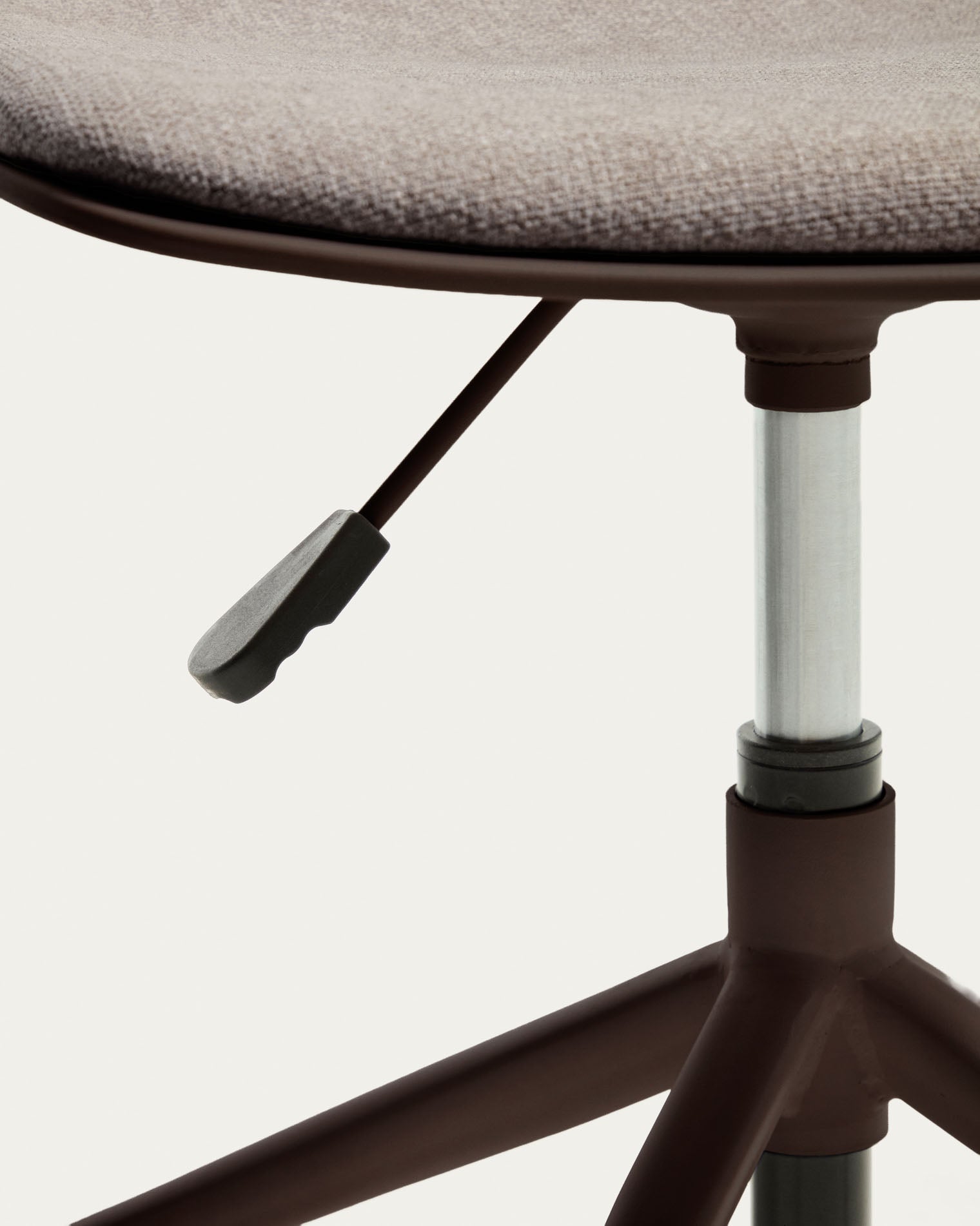 Schreibtischstuhl Debari mit Chenille-Kissen und Stahlbeinen mit braunem Finish  in Braun präsentiert im Onlineshop von KAQTU Design AG. Bürostuhl ist von Kave Home