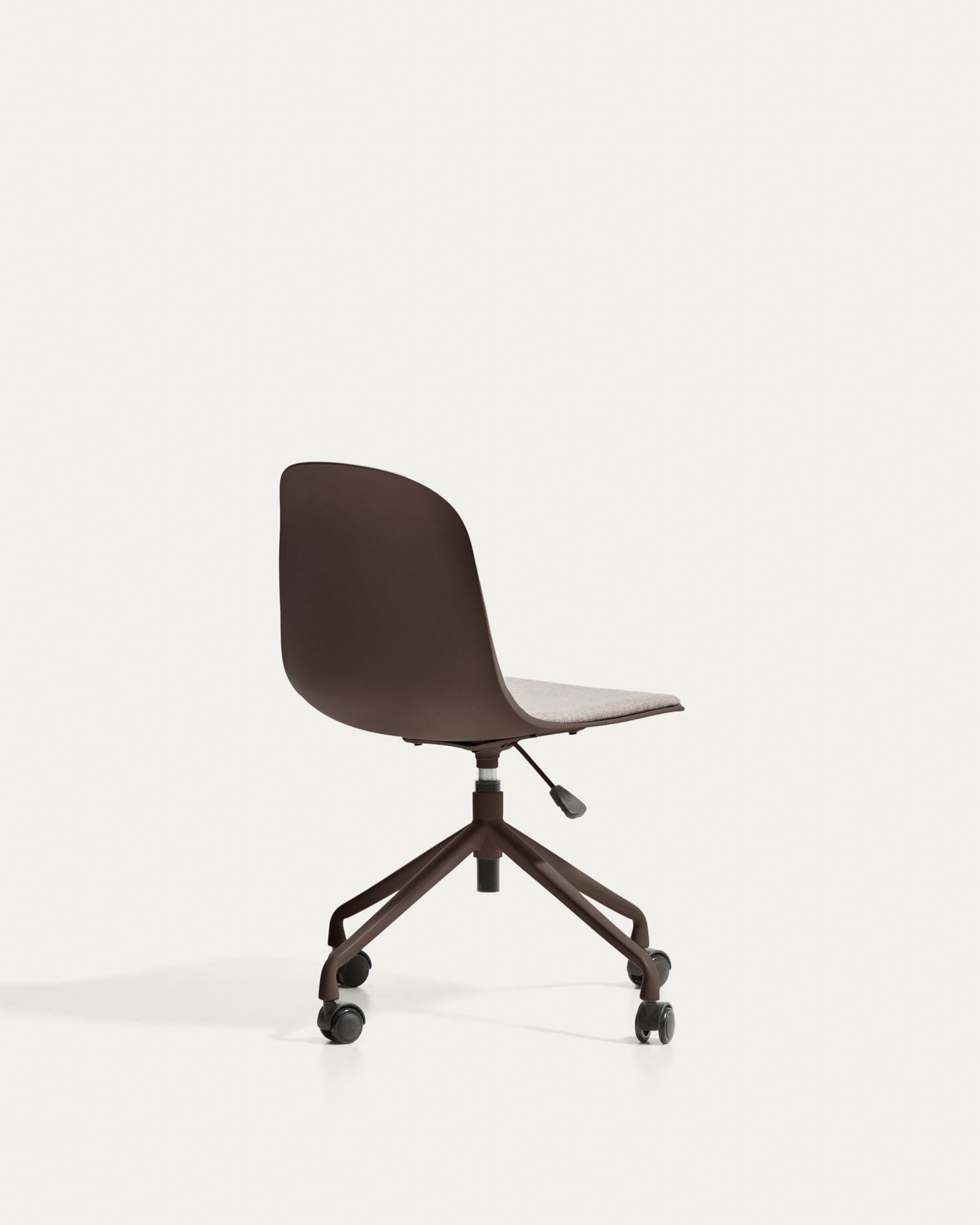 Schreibtischstuhl Debari mit Chenille-Kissen und Stahlbeinen mit braunem Finish  in Braun präsentiert im Onlineshop von KAQTU Design AG. Bürostuhl ist von Kave Home