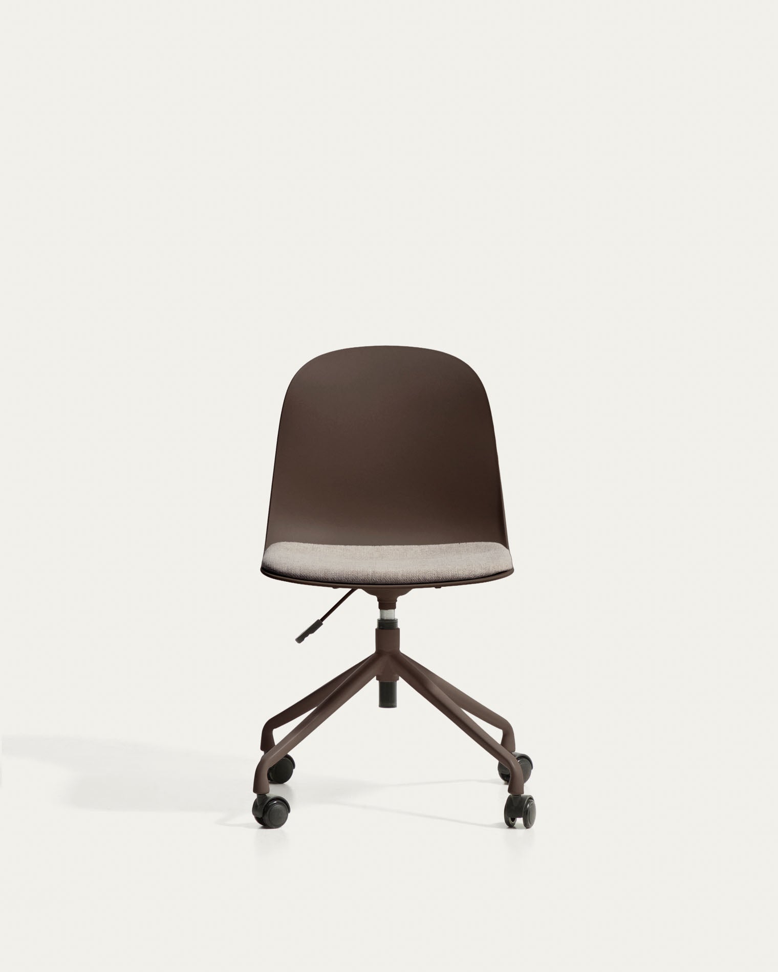 Schreibtischstuhl Debari mit Chenille-Kissen und Stahlbeinen mit braunem Finish  in Braun präsentiert im Onlineshop von KAQTU Design AG. Bürostuhl ist von Kave Home