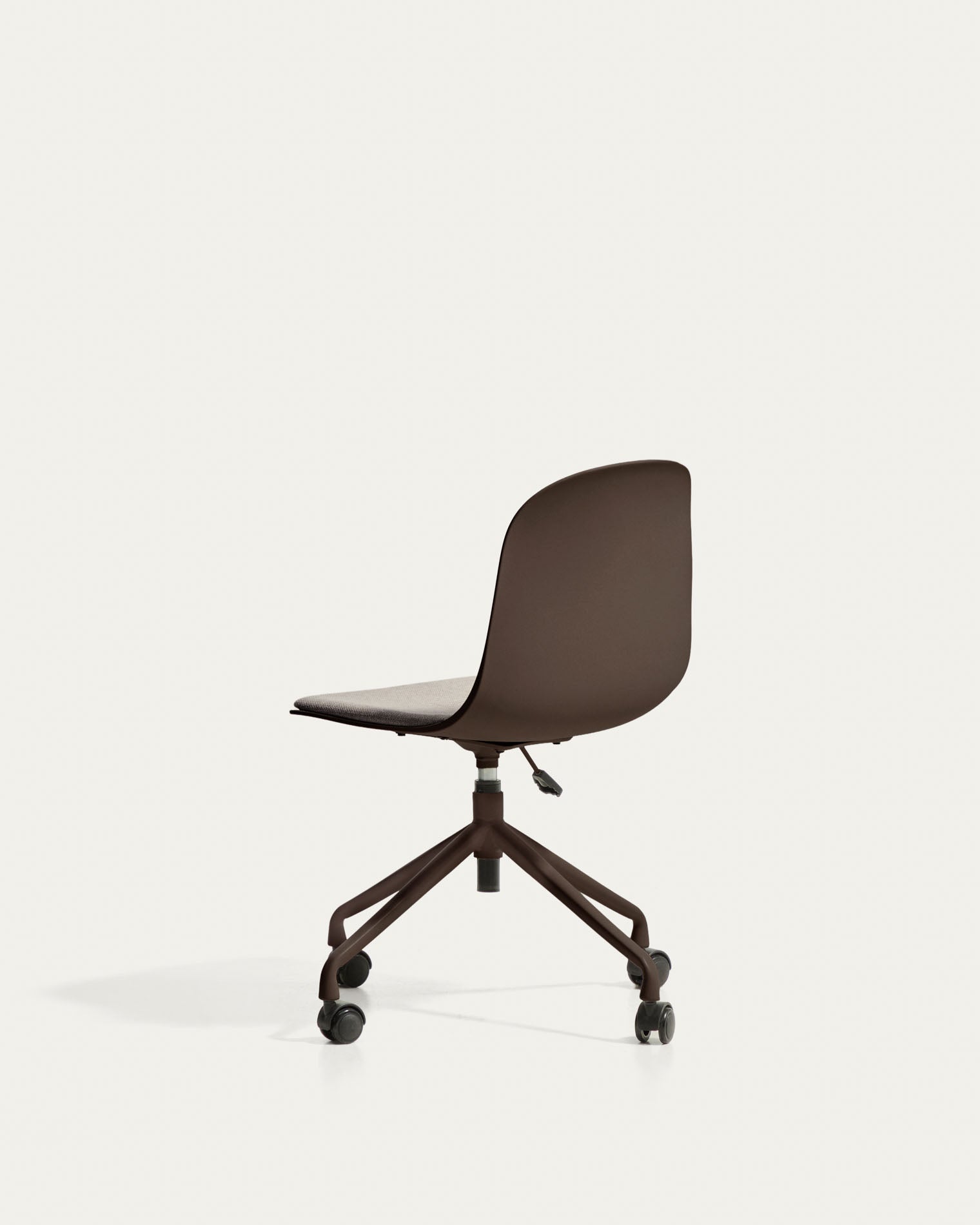 Schreibtischstuhl Debari mit Chenille-Kissen und Stahlbeinen mit braunem Finish  in Braun präsentiert im Onlineshop von KAQTU Design AG. Bürostuhl ist von Kave Home