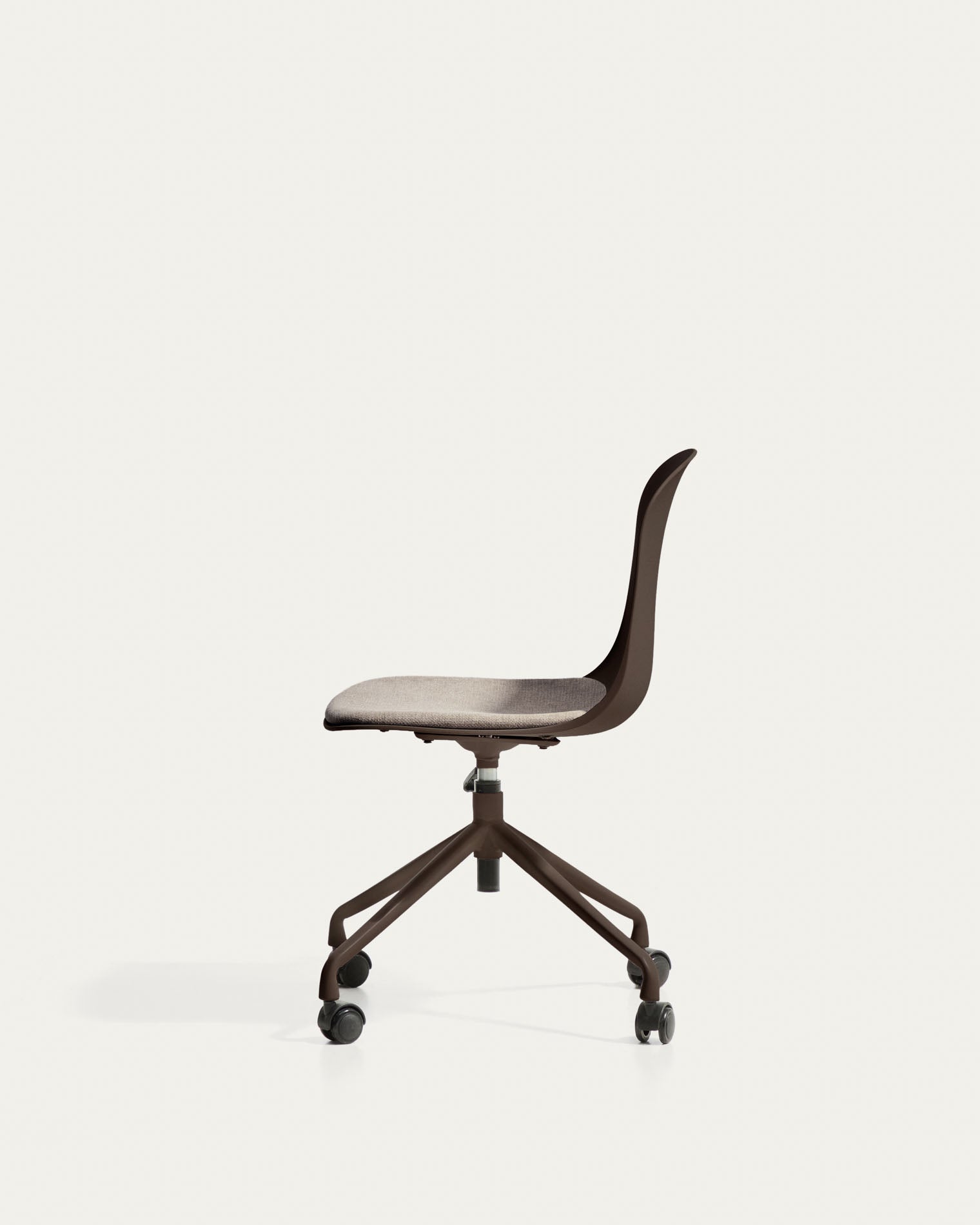 Schreibtischstuhl Debari mit Chenille-Kissen und Stahlbeinen mit braunem Finish  in Braun präsentiert im Onlineshop von KAQTU Design AG. Bürostuhl ist von Kave Home