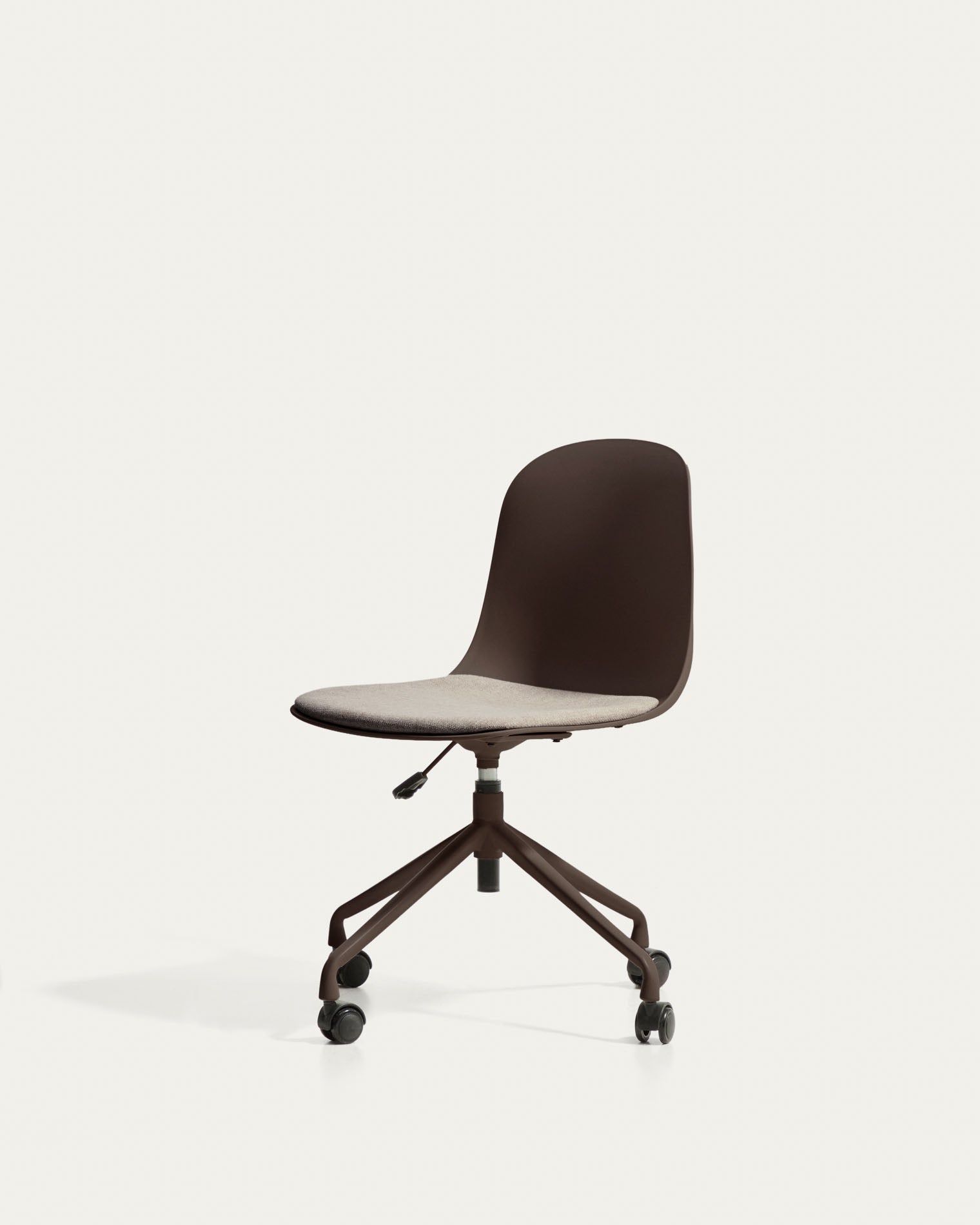 Schreibtischstuhl Debari mit Chenille-Kissen und Stahlbeinen mit braunem Finish  in Braun präsentiert im Onlineshop von KAQTU Design AG. Bürostuhl ist von Kave Home