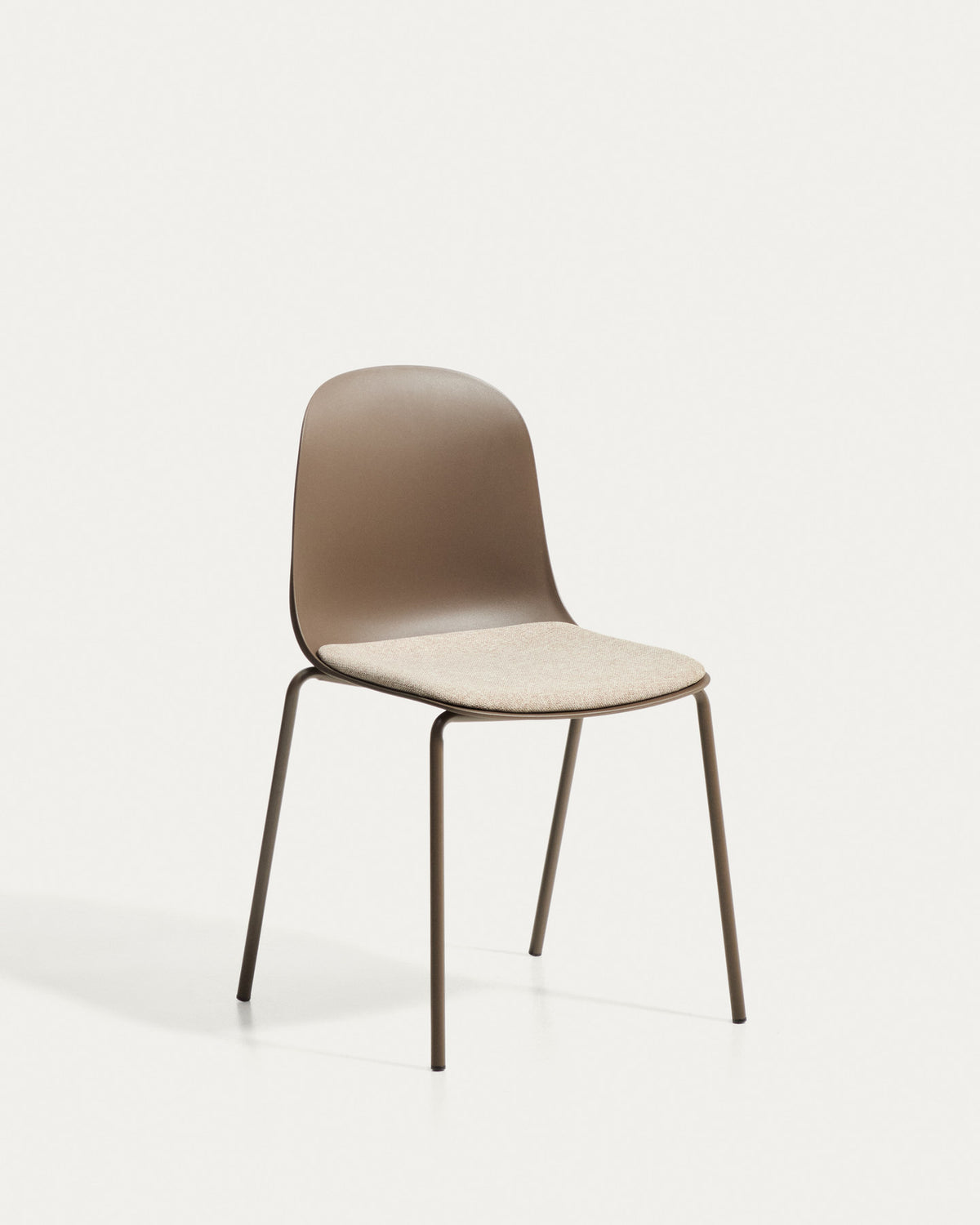 Stuhl Debari mit Chenille-Kissen und Stahlbeinen mit braunem Finish in Braun präsentiert im Onlineshop von KAQTU Design AG. Stuhl ist von Kave Home