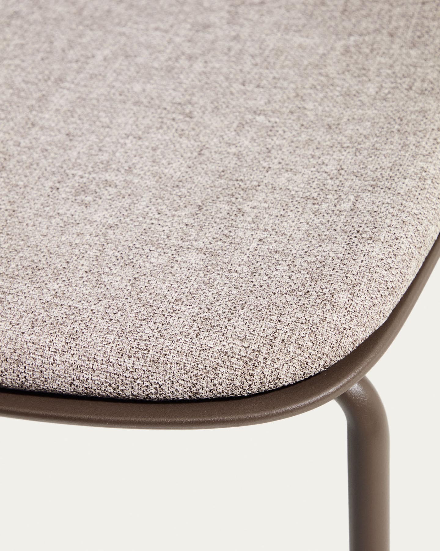 Stuhl Debari mit Chenille-Kissen und Stahlbeinen mit braunem Finish  in Braun präsentiert im Onlineshop von KAQTU Design AG. Stuhl ist von Kave Home