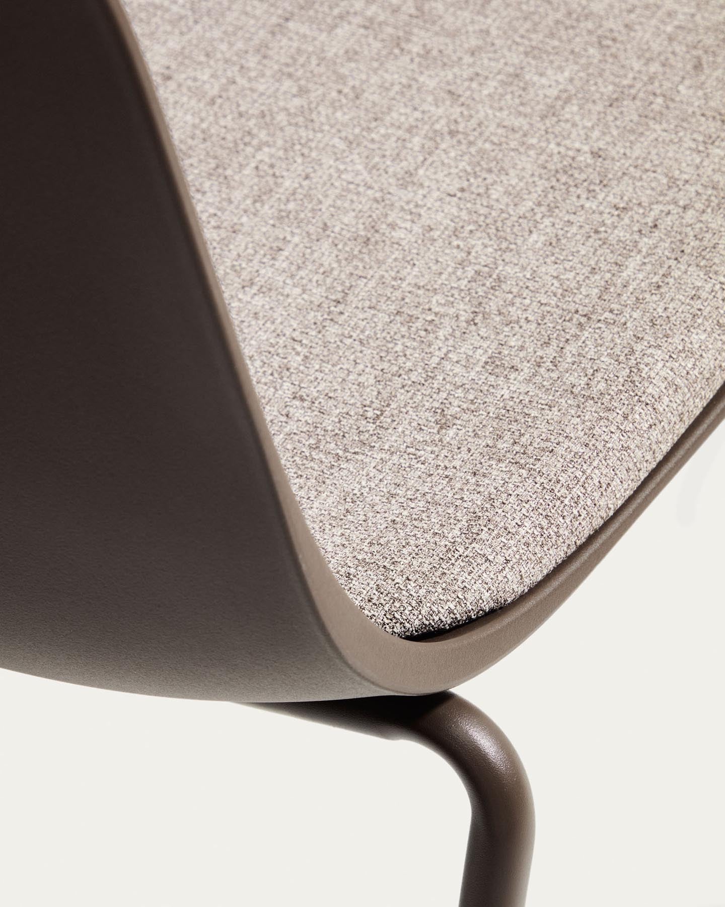 Stuhl Debari mit Chenille-Kissen und Stahlbeinen mit braunem Finish  in Braun präsentiert im Onlineshop von KAQTU Design AG. Stuhl ist von Kave Home