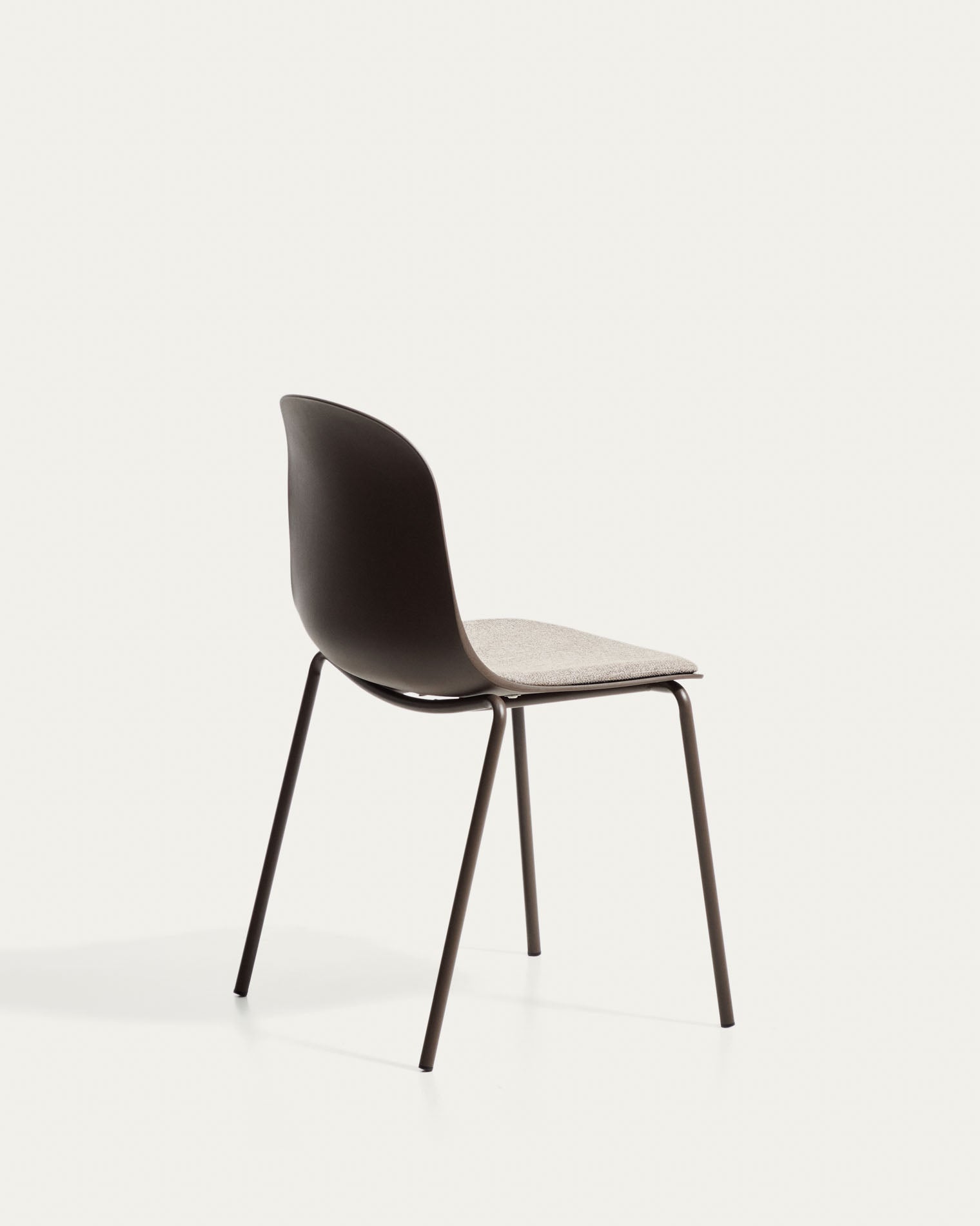 Stuhl Debari mit Chenille-Kissen und Stahlbeinen mit braunem Finish  in Braun präsentiert im Onlineshop von KAQTU Design AG. Stuhl ist von Kave Home