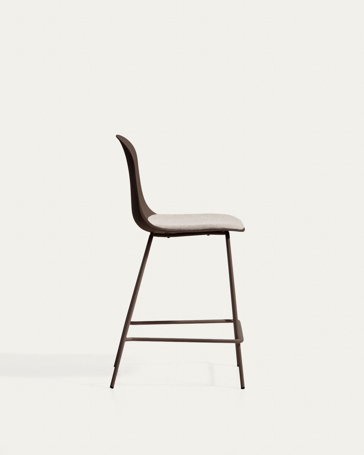 Hocker Debari mit Chenille-Kissen und Stahlbeinen mit braunem Finish, 65 cm in Braun präsentiert im Onlineshop von KAQTU Design AG. Barhocker ist von Kave Home