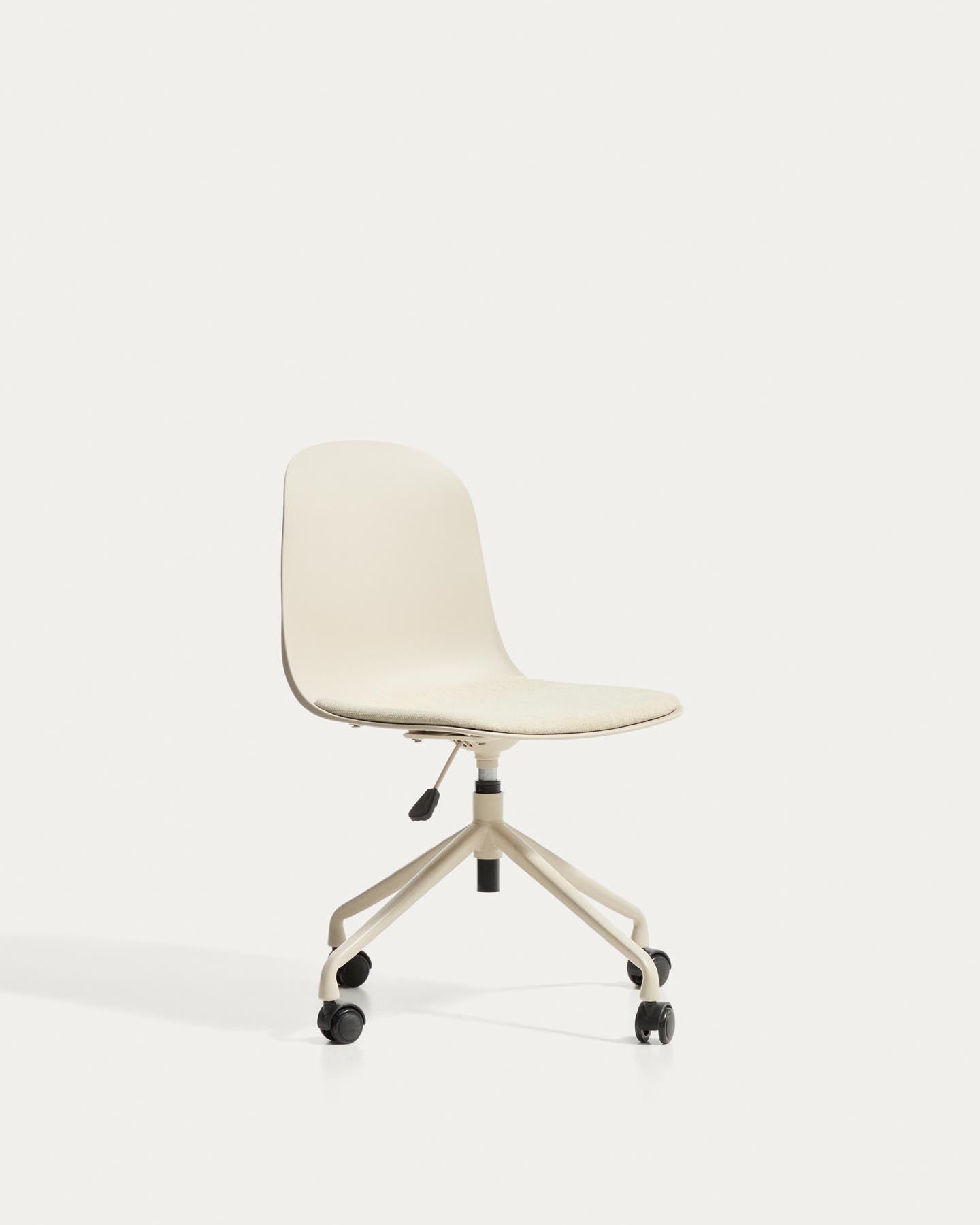 Schreibtischstuhl Debari mit Chenille-Kissen und Stahlbeinen mit beigem Finish  in Beige präsentiert im Onlineshop von KAQTU Design AG. Bürostuhl ist von Kave Home