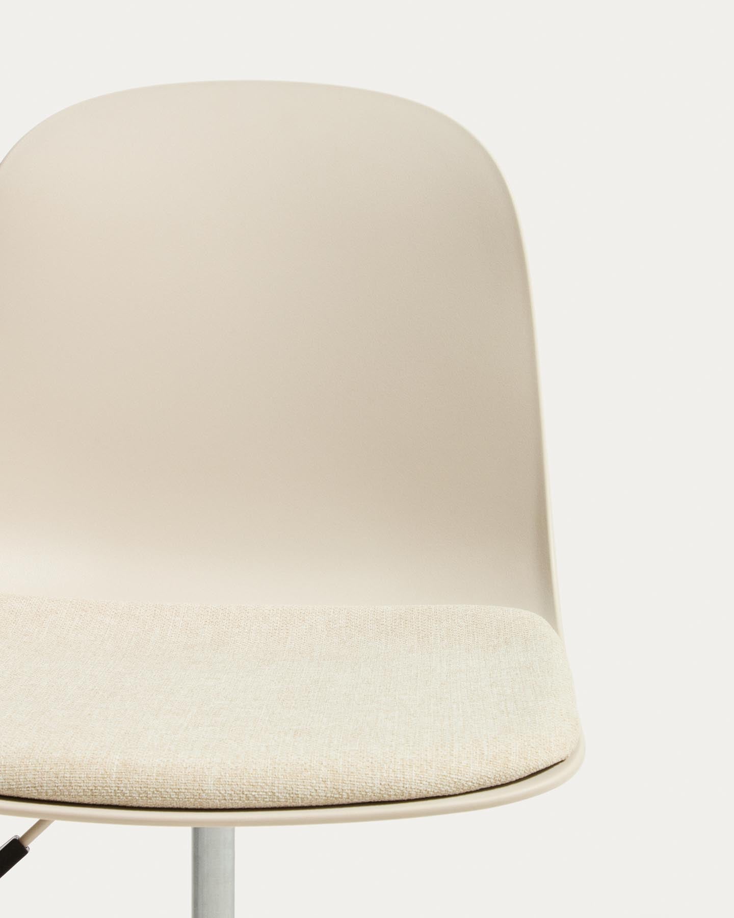 Schreibtischstuhl Debari mit Chenille-Kissen und Stahlbeinen mit beigem Finish  in Beige präsentiert im Onlineshop von KAQTU Design AG. Bürostuhl ist von Kave Home