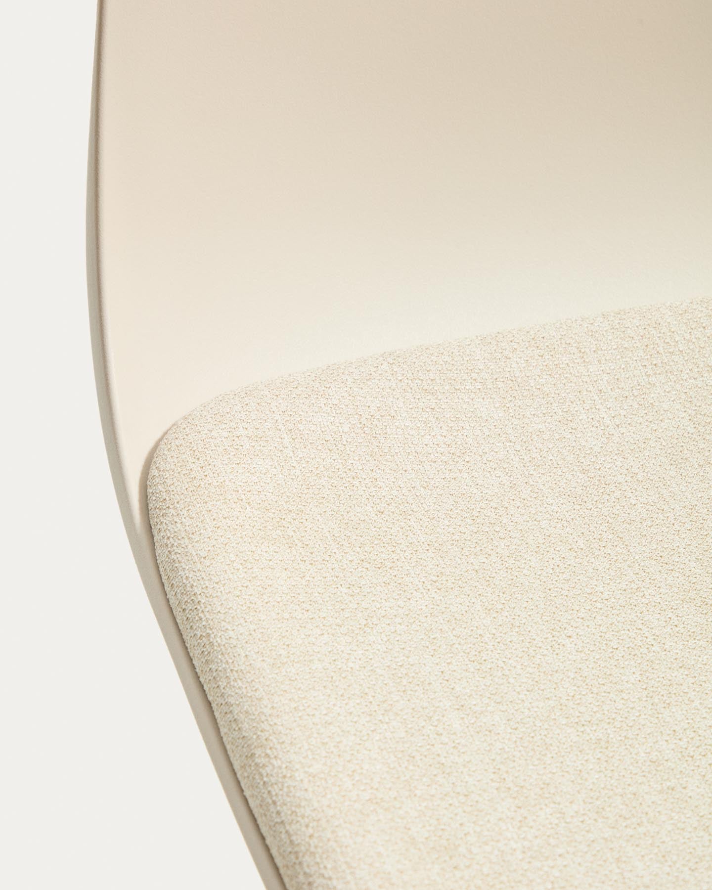 Schreibtischstuhl Debari mit Chenille-Kissen und Stahlbeinen mit beigem Finish  in Beige präsentiert im Onlineshop von KAQTU Design AG. Bürostuhl ist von Kave Home
