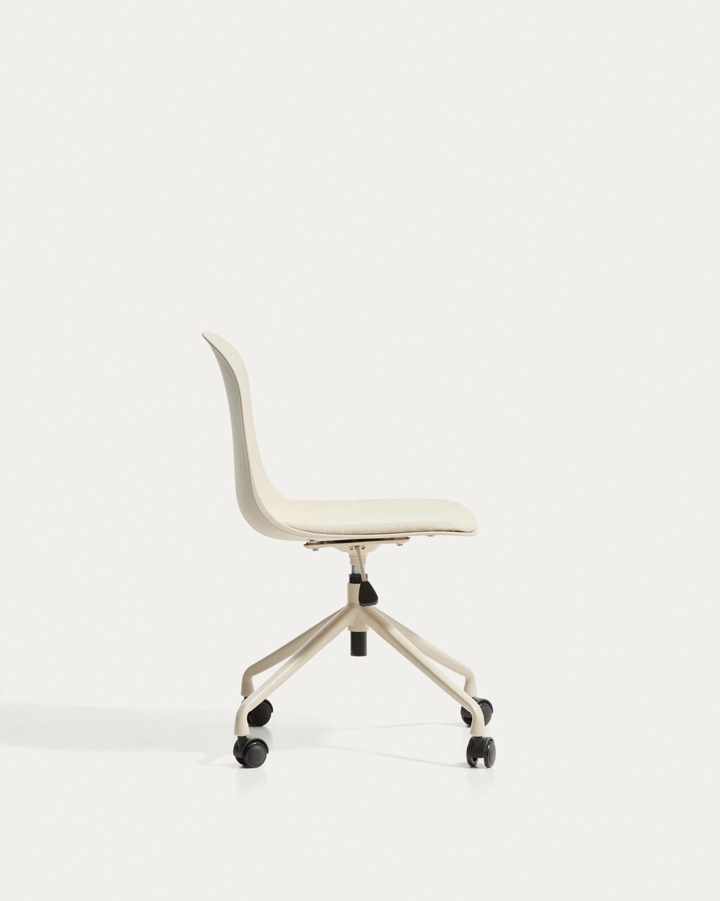 Schreibtischstuhl Debari mit Chenille-Kissen und Stahlbeinen mit beigem Finish  in Beige präsentiert im Onlineshop von KAQTU Design AG. Bürostuhl ist von Kave Home
