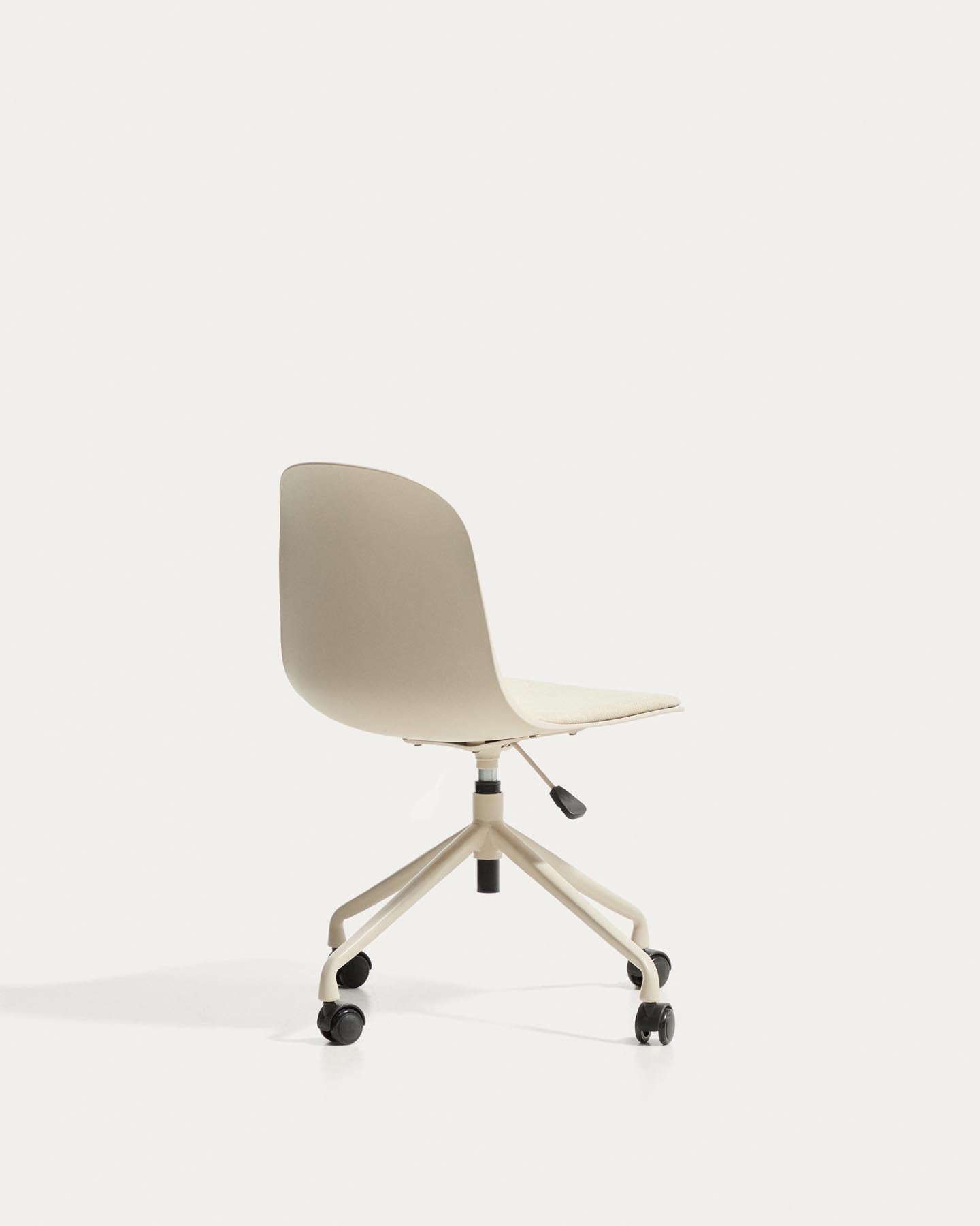 Schreibtischstuhl Debari mit Chenille-Kissen und Stahlbeinen mit beigem Finish  in Beige präsentiert im Onlineshop von KAQTU Design AG. Bürostuhl ist von Kave Home