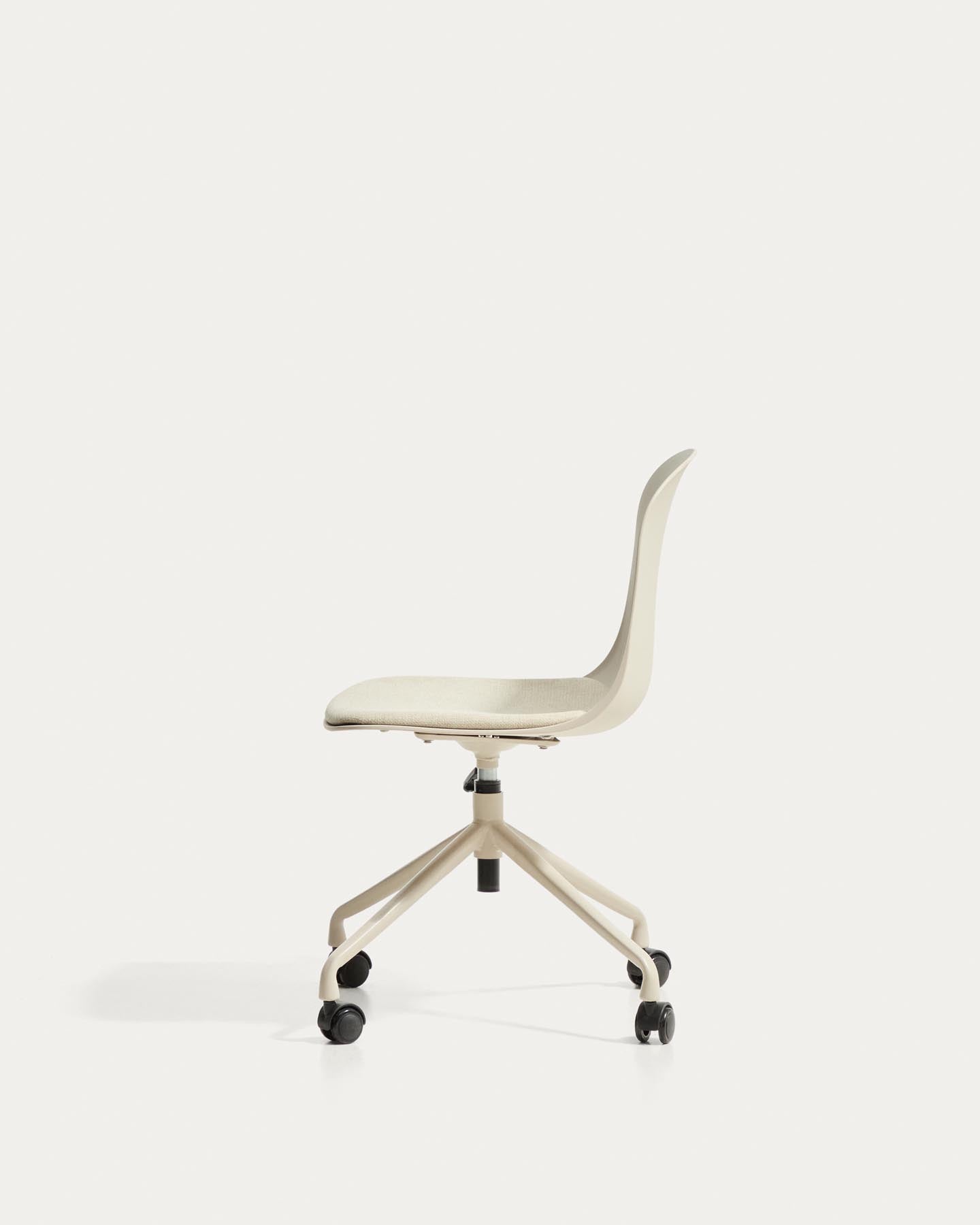 Schreibtischstuhl Debari mit Chenille-Kissen und Stahlbeinen mit beigem Finish  in Beige präsentiert im Onlineshop von KAQTU Design AG. Bürostuhl ist von Kave Home