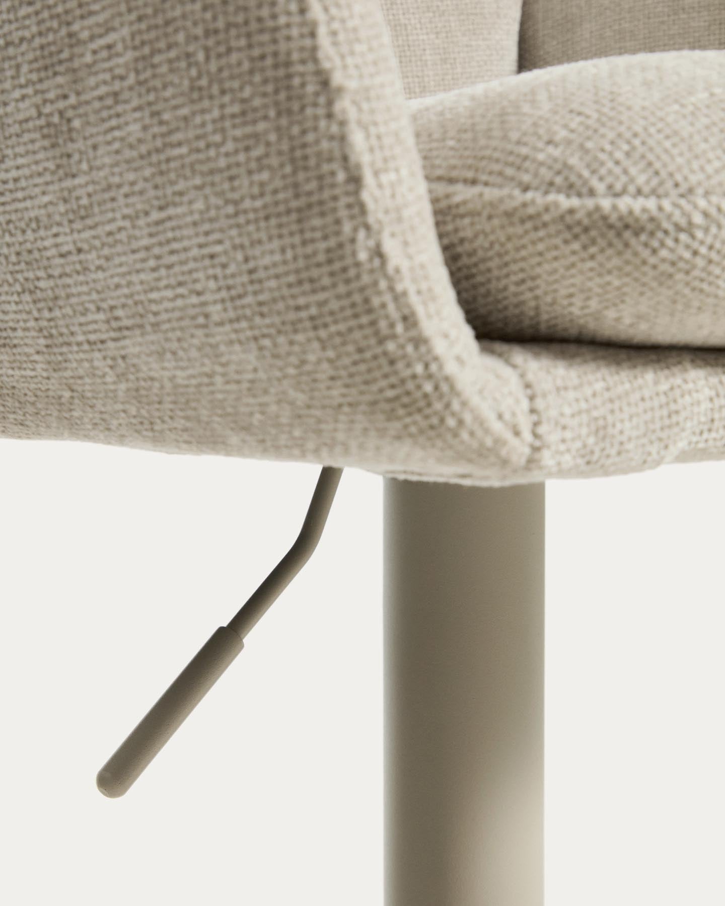 Drehhocker Lexa mit beiger Chenille und Stahlbeinen mit beigem Finish in Beige präsentiert im Onlineshop von KAQTU Design AG. Barhocker ist von Kave Home