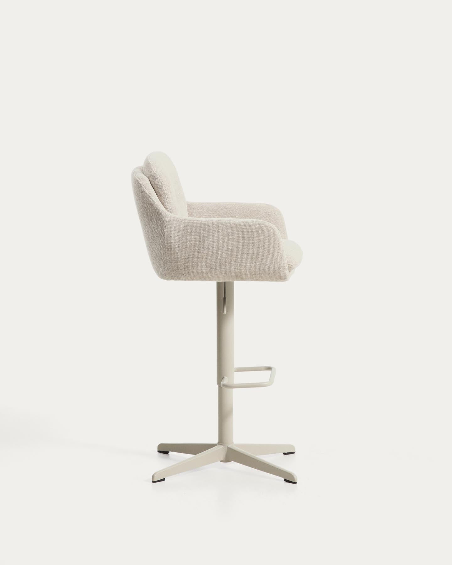 Drehhocker Lexa mit beiger Chenille und Stahlbeinen mit beigem Finish in Beige präsentiert im Onlineshop von KAQTU Design AG. Barhocker ist von Kave Home