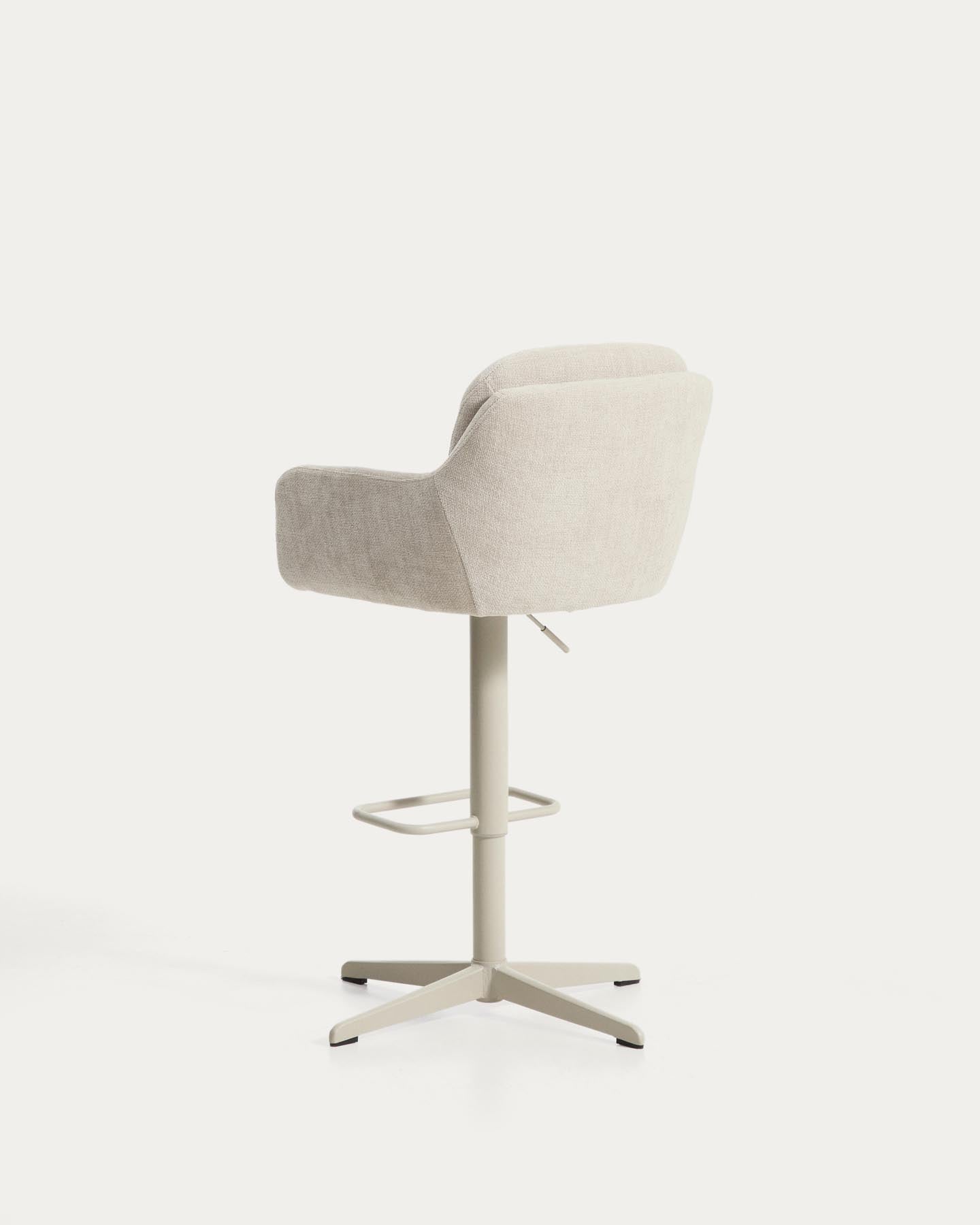 Drehhocker Lexa mit beiger Chenille und Stahlbeinen mit beigem Finish in Beige präsentiert im Onlineshop von KAQTU Design AG. Barhocker ist von Kave Home