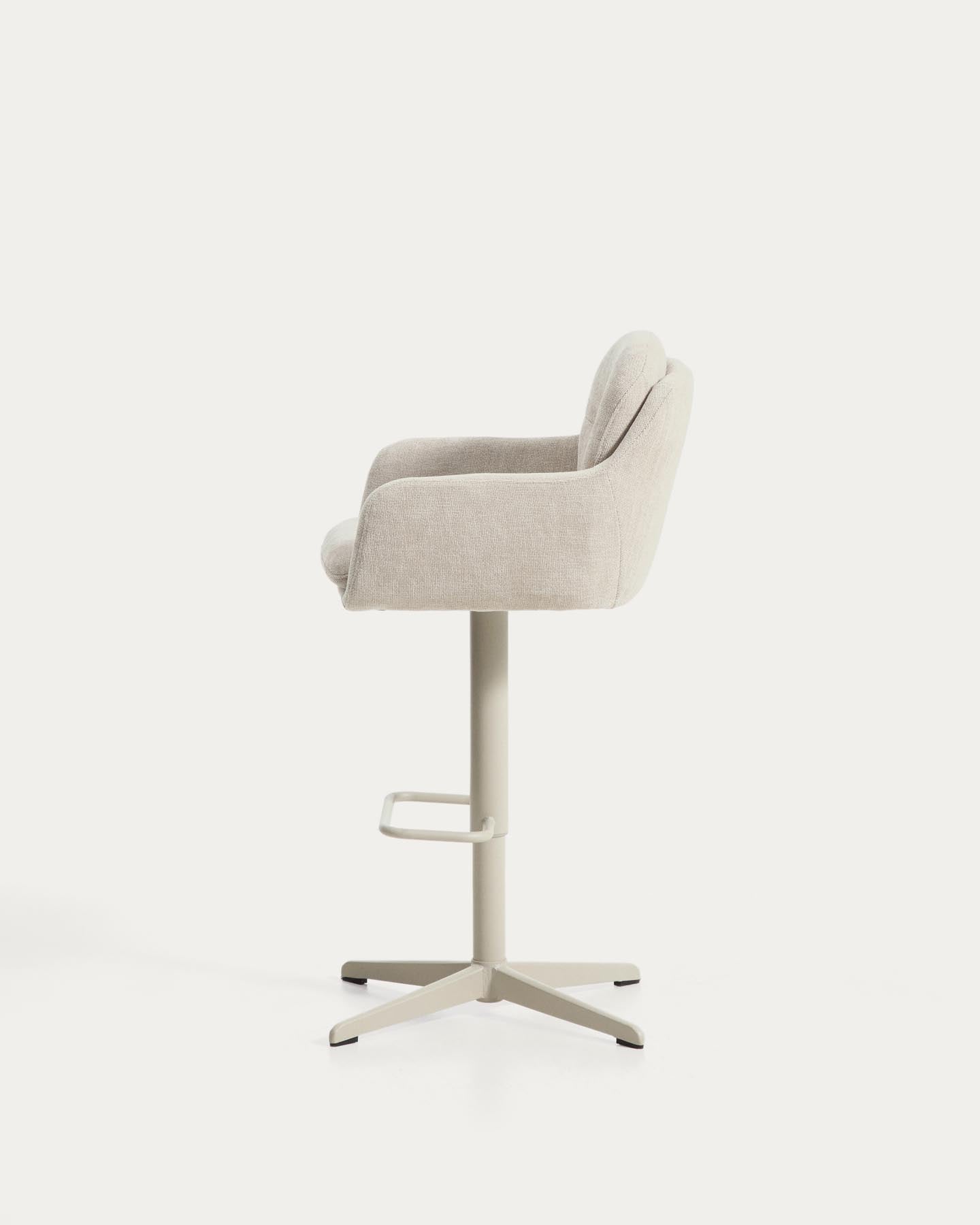 Drehhocker Lexa mit beiger Chenille und Stahlbeinen mit beigem Finish in Beige präsentiert im Onlineshop von KAQTU Design AG. Barhocker ist von Kave Home