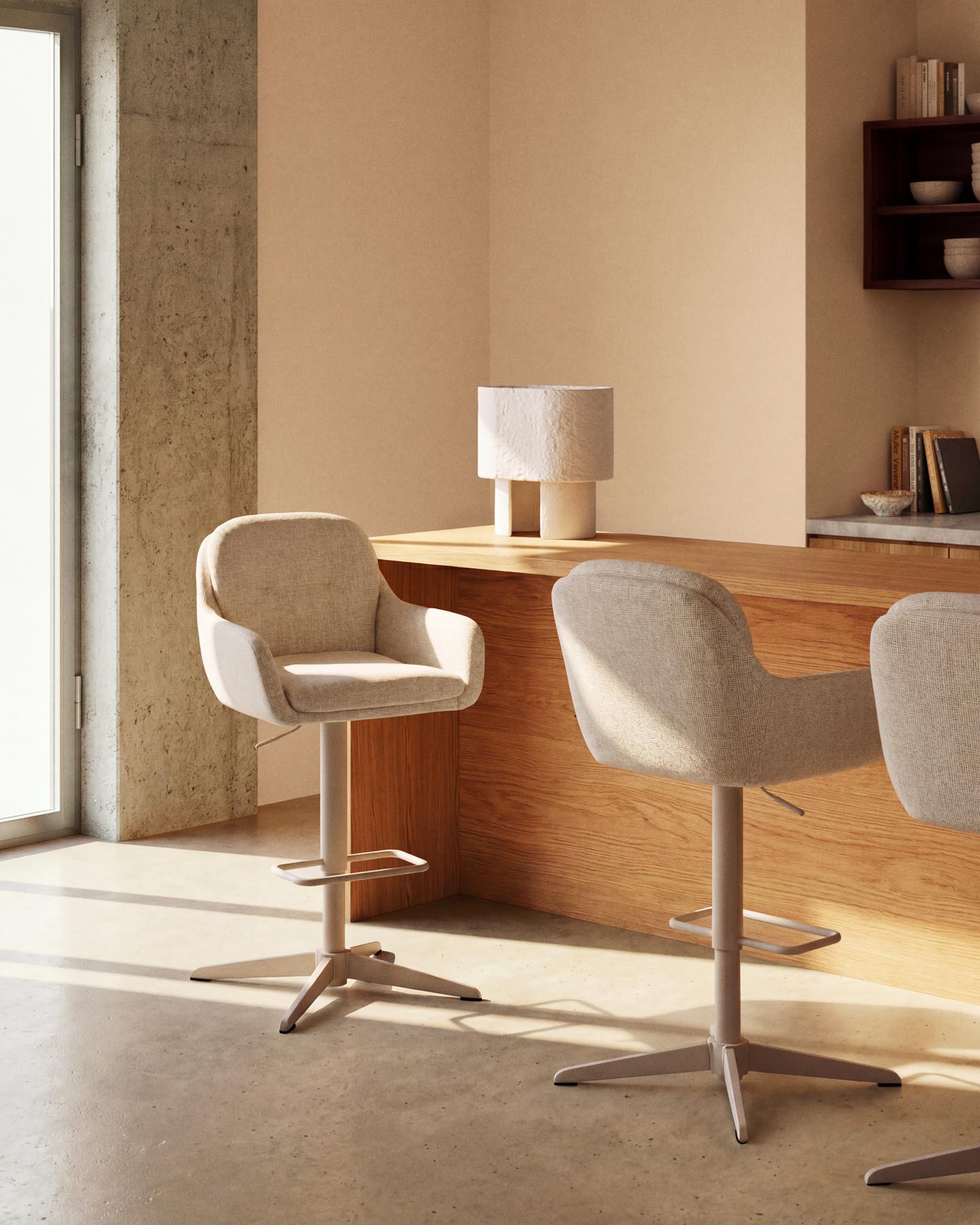 Drehhocker Lexa mit beiger Chenille und Stahlbeinen mit beigem Finish in Beige präsentiert im Onlineshop von KAQTU Design AG. Barhocker ist von Kave Home