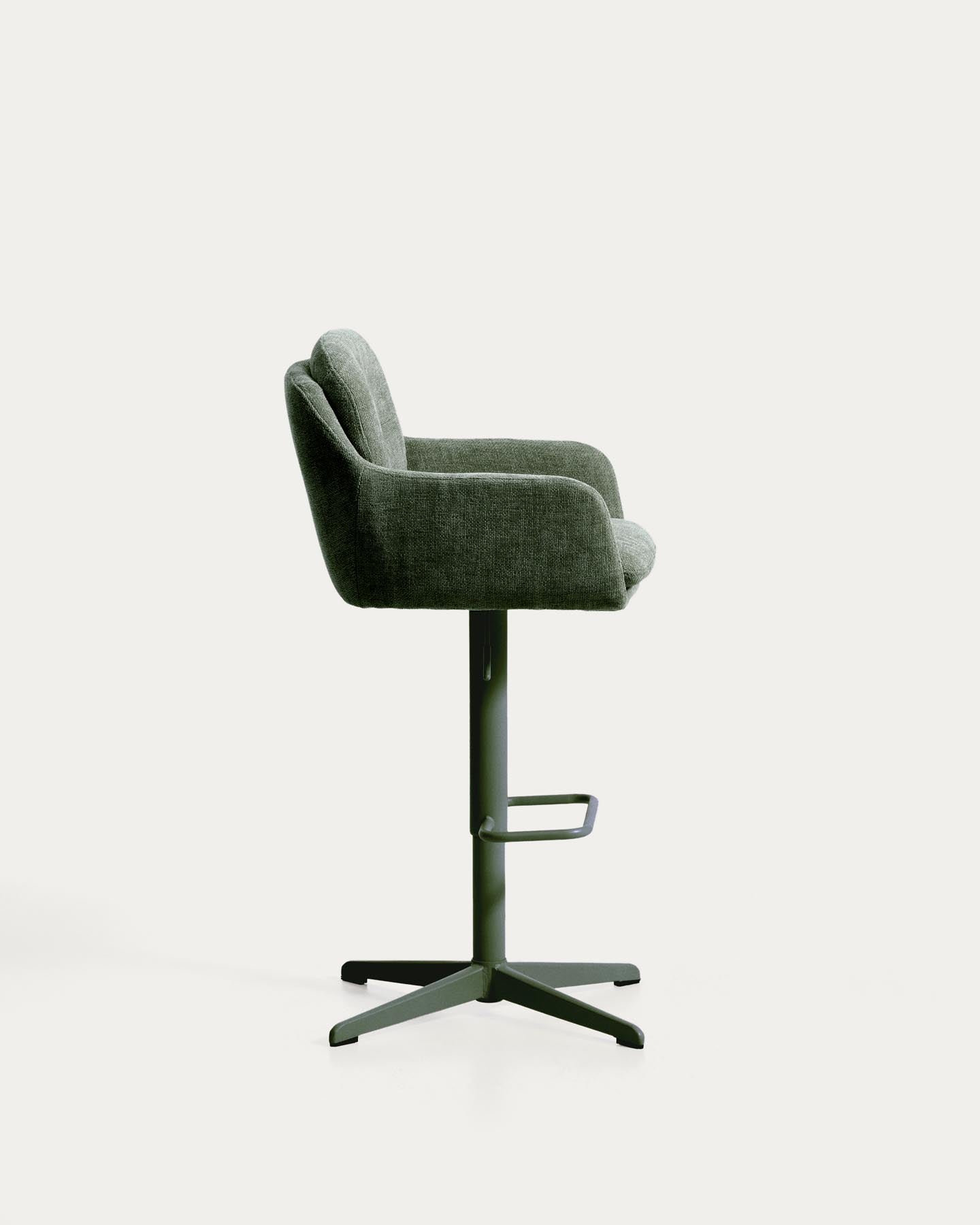 Drehhocker Lexa mit grüner Chenille und Stahlbeinen mit grünem Finish in Grün präsentiert im Onlineshop von KAQTU Design AG. Barhocker ist von Kave Home