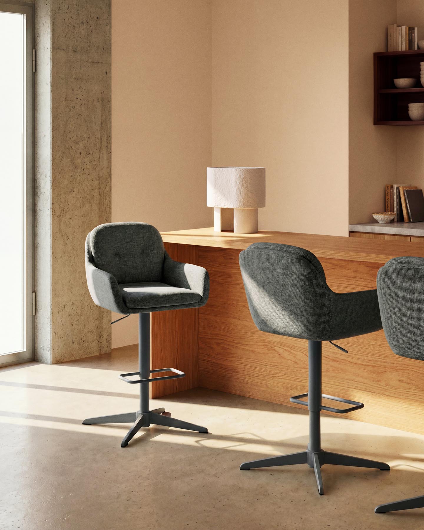 Drehhocker Lexa mit grüner Chenille und Stahlbeinen mit grünem Finish in Grün präsentiert im Onlineshop von KAQTU Design AG. Barhocker ist von Kave Home