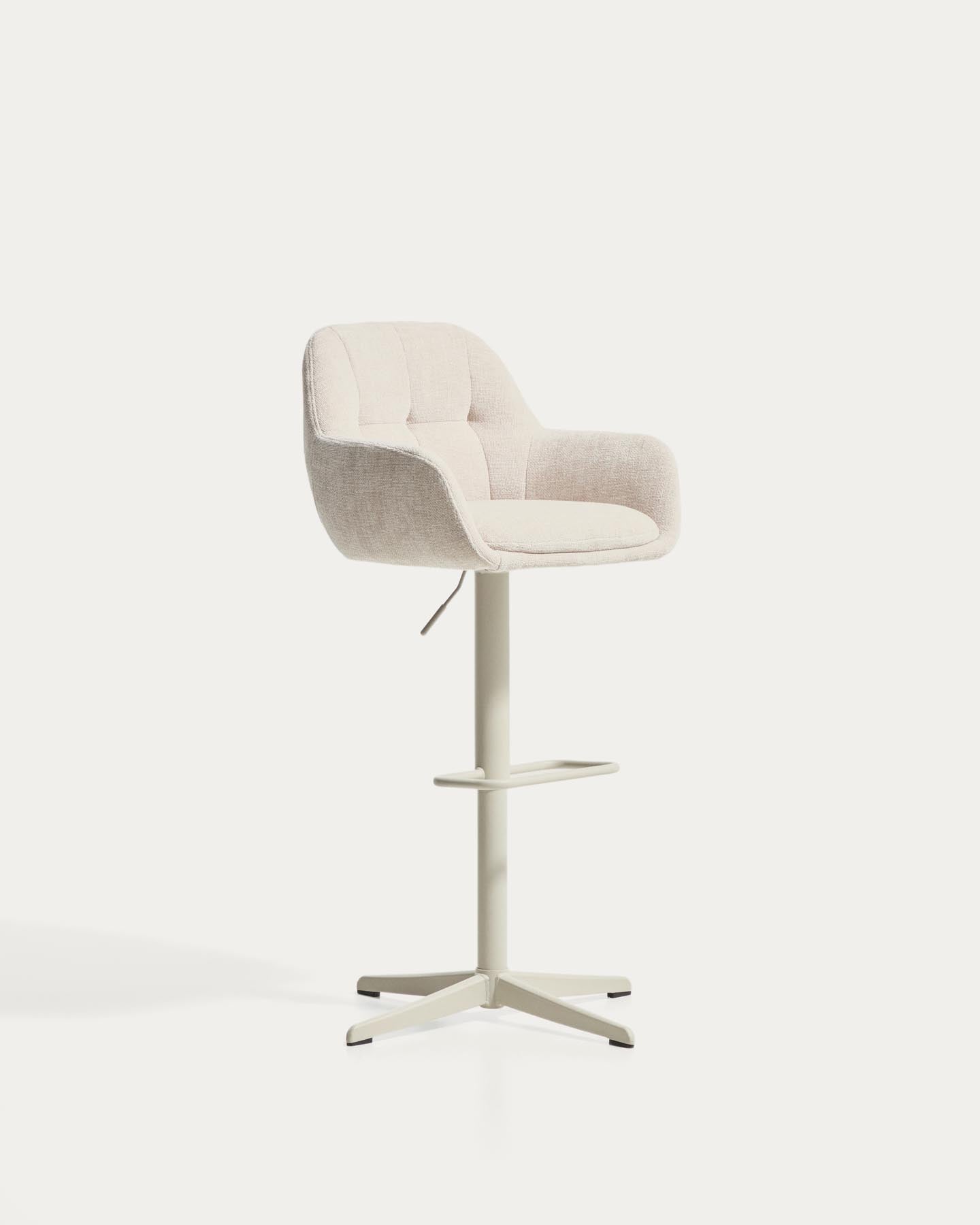 Drehhocker Dorina mit beiger Chenille und Stahlbeinen mit beigem Finish in Beige präsentiert im Onlineshop von KAQTU Design AG. Barhocker ist von Kave Home