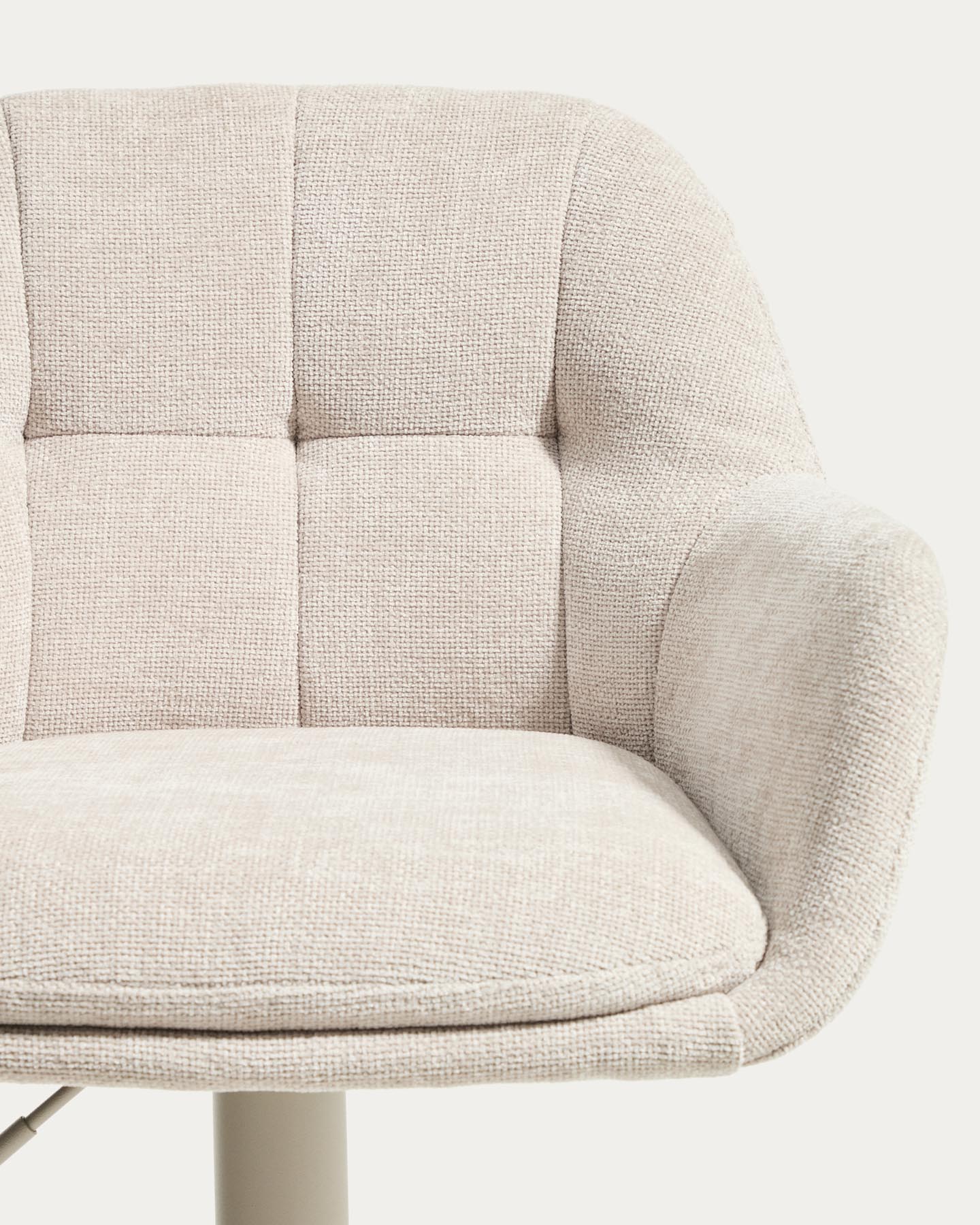 Drehhocker Dorina mit beiger Chenille und Stahlbeinen mit beigem Finish in Beige präsentiert im Onlineshop von KAQTU Design AG. Barhocker ist von Kave Home