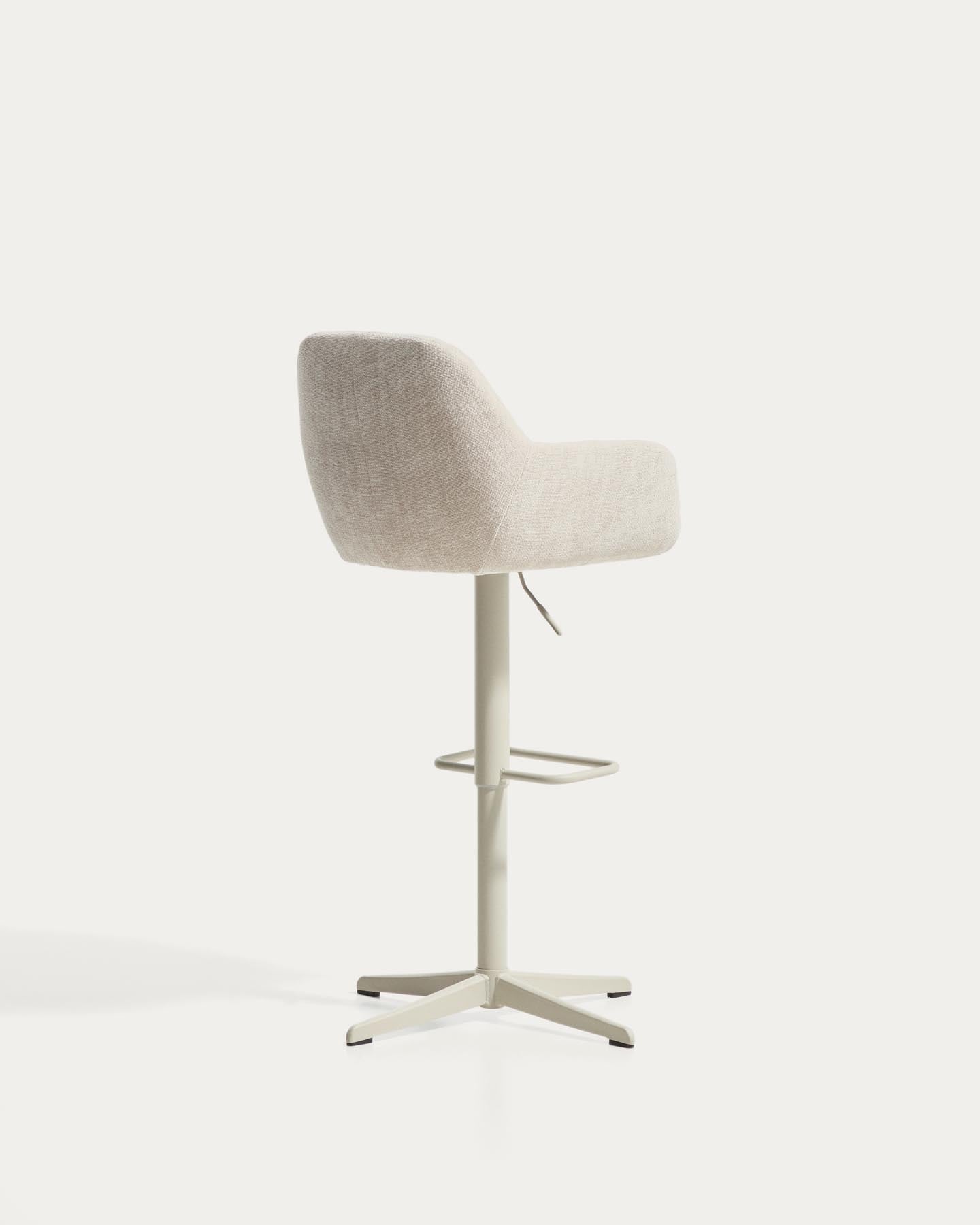 Drehhocker Dorina mit beiger Chenille und Stahlbeinen mit beigem Finish in Beige präsentiert im Onlineshop von KAQTU Design AG. Barhocker ist von Kave Home