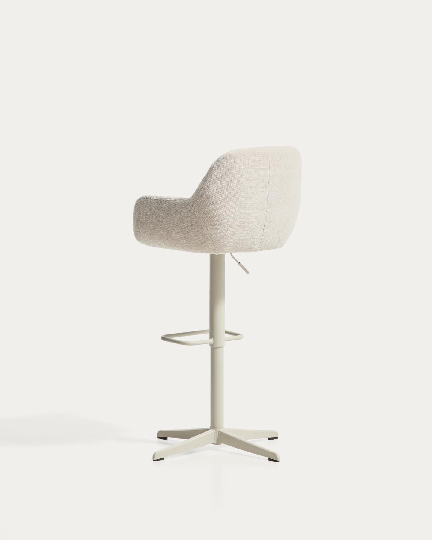 Drehhocker Dorina mit beiger Chenille und Stahlbeinen mit beigem Finish in Beige präsentiert im Onlineshop von KAQTU Design AG. Barhocker ist von Kave Home