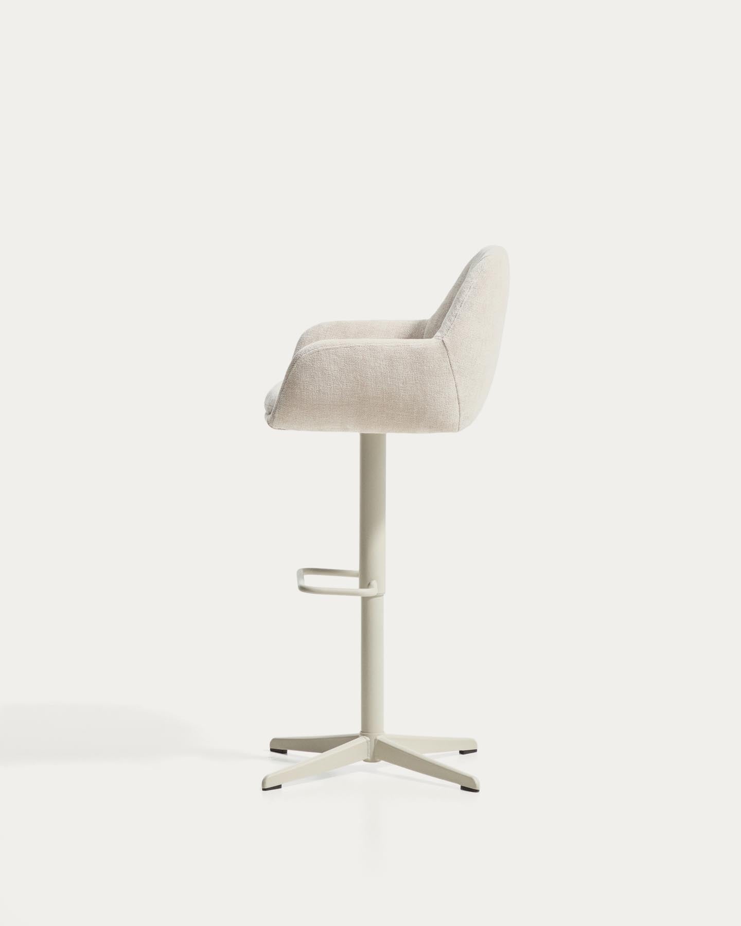 Drehhocker Dorina mit beiger Chenille und Stahlbeinen mit beigem Finish in Beige präsentiert im Onlineshop von KAQTU Design AG. Barhocker ist von Kave Home
