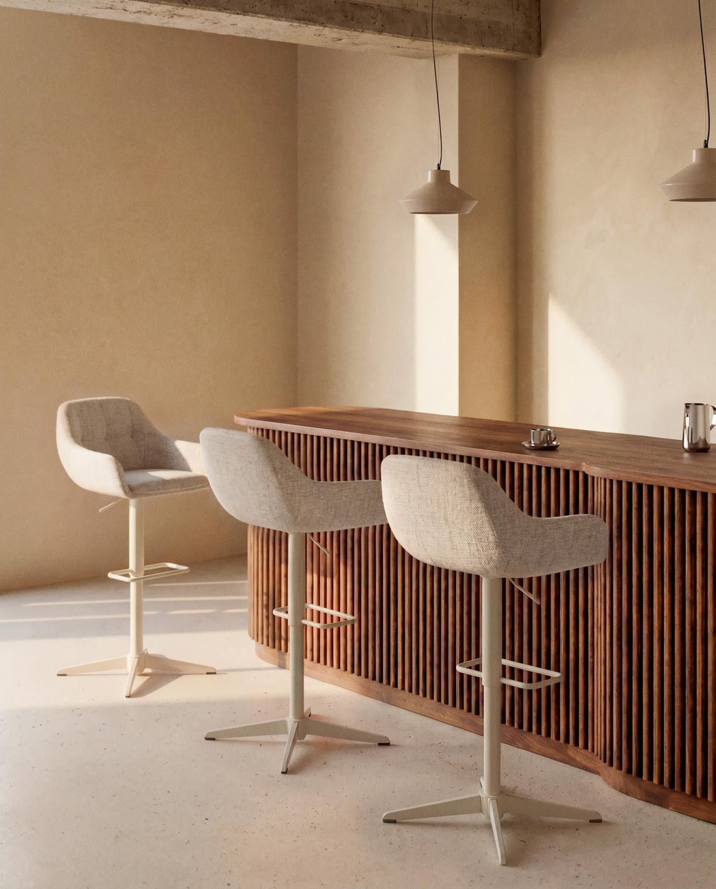 Drehhocker Dorina mit beiger Chenille und Stahlbeinen mit beigem Finish in Beige präsentiert im Onlineshop von KAQTU Design AG. Barhocker ist von Kave Home