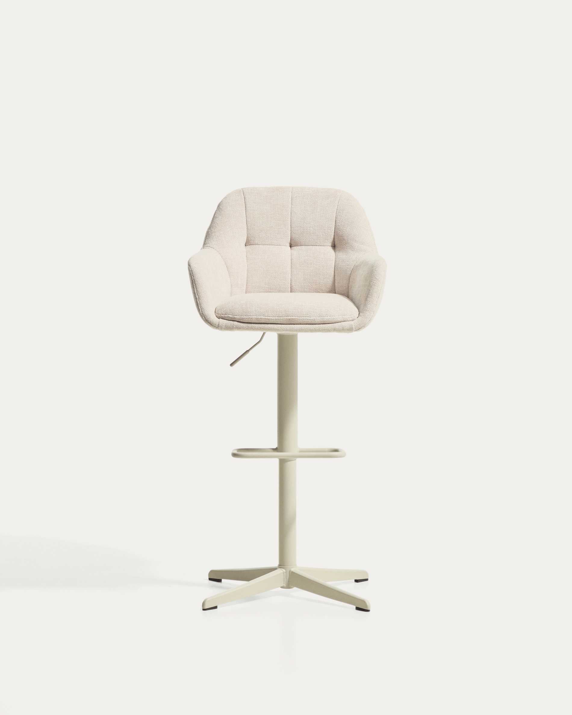 Drehhocker Dorina mit beiger Chenille und Stahlbeinen mit beigem Finish in Beige präsentiert im Onlineshop von KAQTU Design AG. Barhocker ist von Kave Home