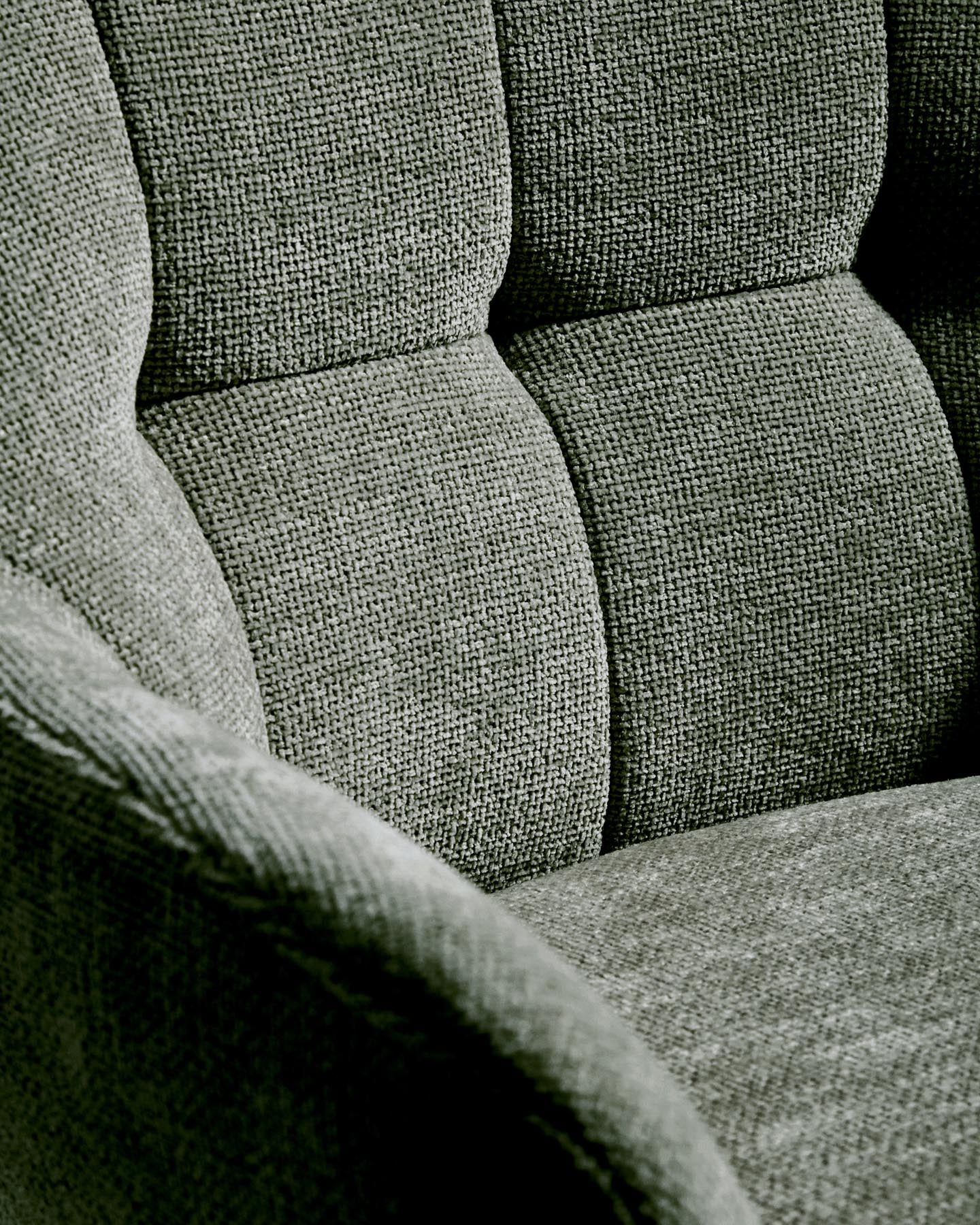 Drehhocker Dorina mit grüner Chenille und Stahlbeinen mit grünem Finish in Grün präsentiert im Onlineshop von KAQTU Design AG. Barhocker ist von Kave Home