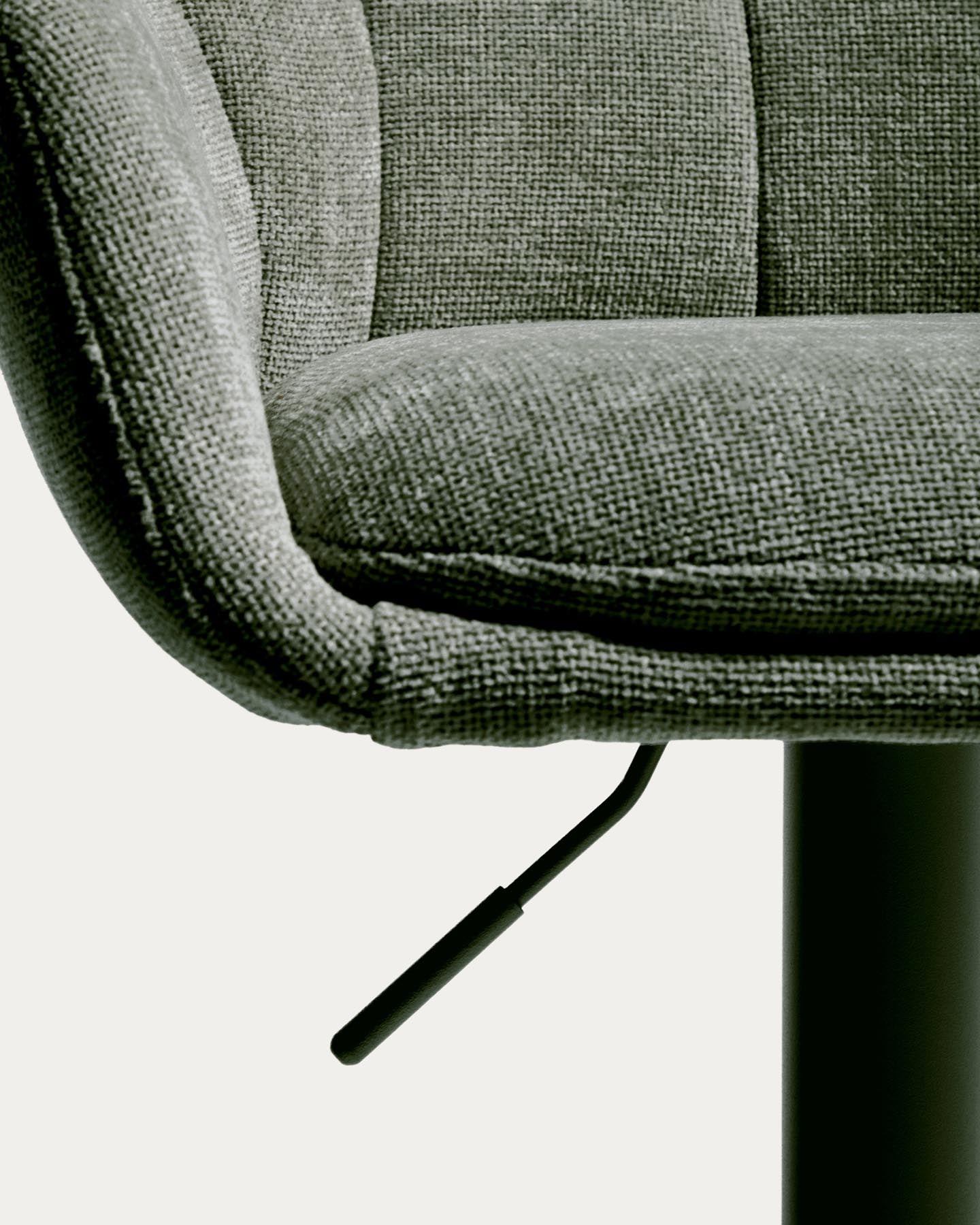 Drehhocker Dorina mit grüner Chenille und Stahlbeinen mit grünem Finish in Grün präsentiert im Onlineshop von KAQTU Design AG. Barhocker ist von Kave Home