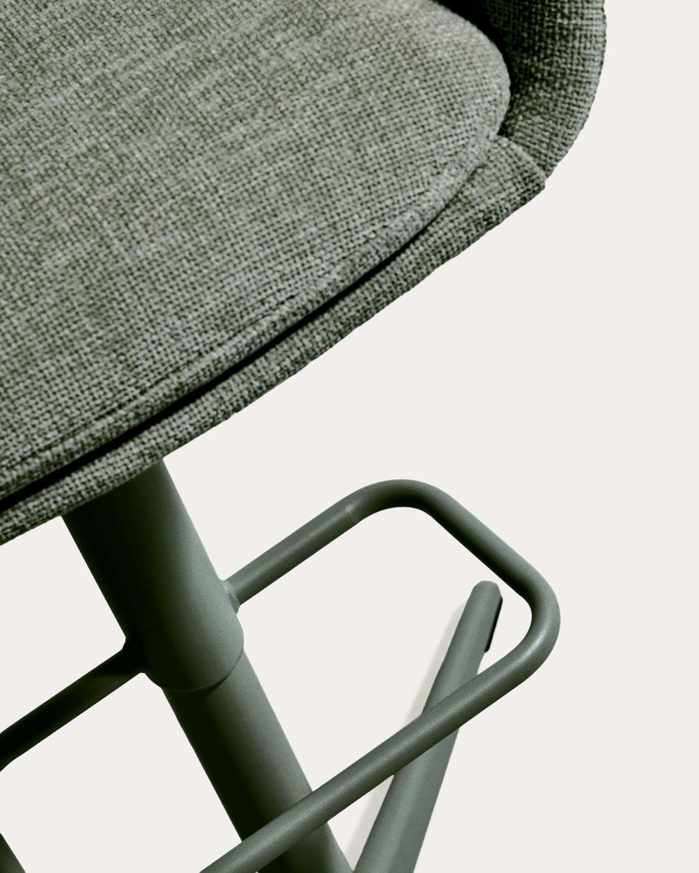 Drehhocker Dorina mit grüner Chenille und Stahlbeinen mit grünem Finish in Grün präsentiert im Onlineshop von KAQTU Design AG. Barhocker ist von Kave Home