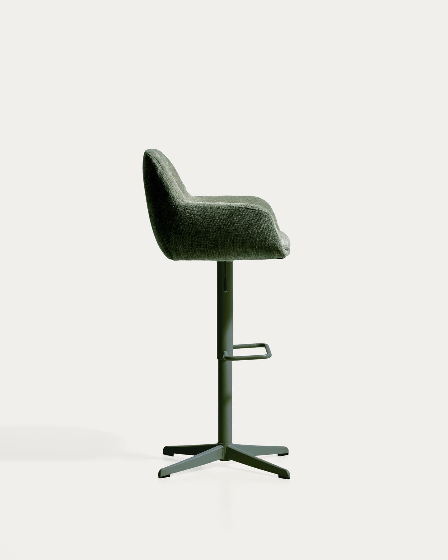 Drehhocker Dorina mit grüner Chenille und Stahlbeinen mit grünem Finish in Grün präsentiert im Onlineshop von KAQTU Design AG. Barhocker ist von Kave Home