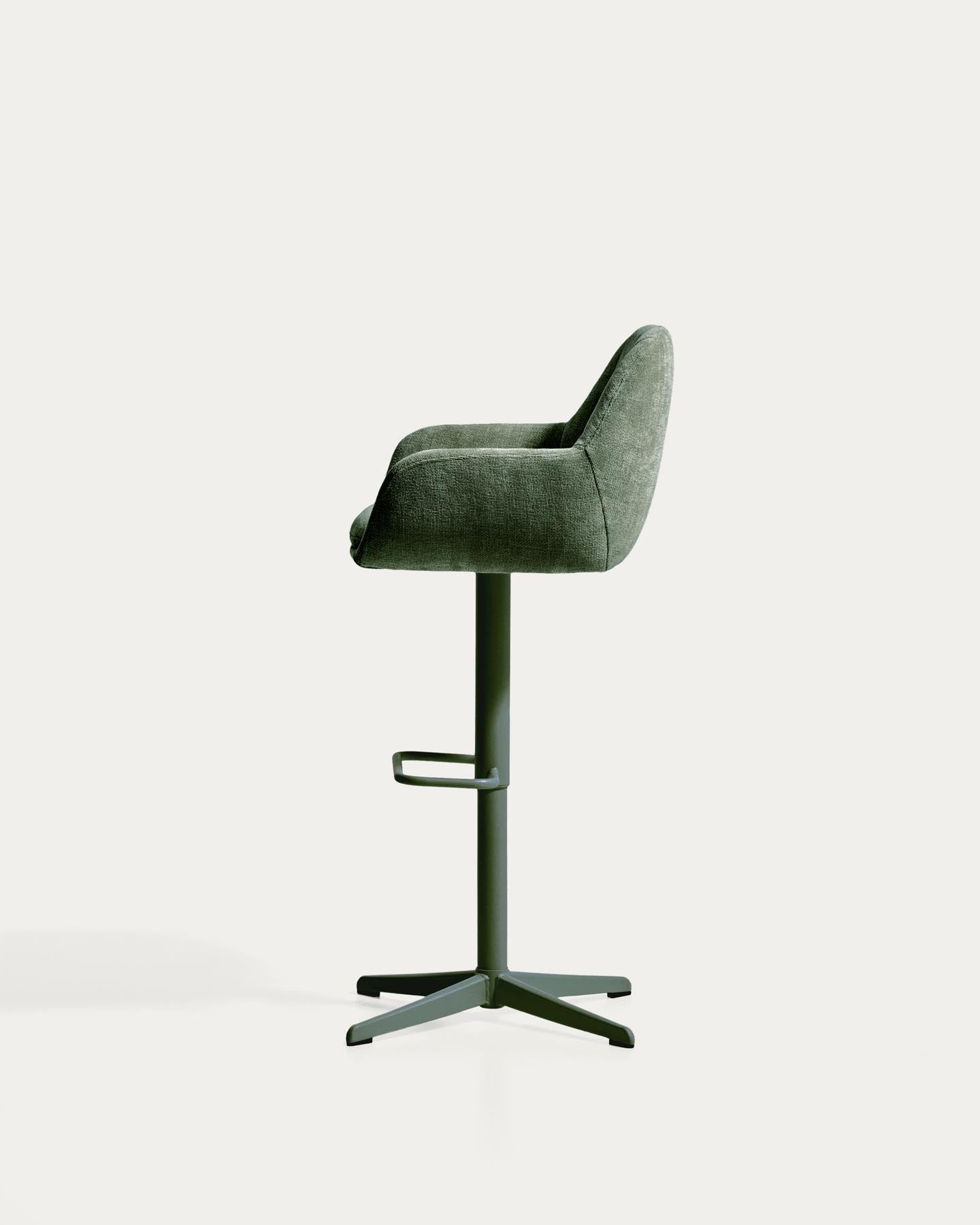Drehhocker Dorina mit grüner Chenille und Stahlbeinen mit grünem Finish in Grün präsentiert im Onlineshop von KAQTU Design AG. Barhocker ist von Kave Home
