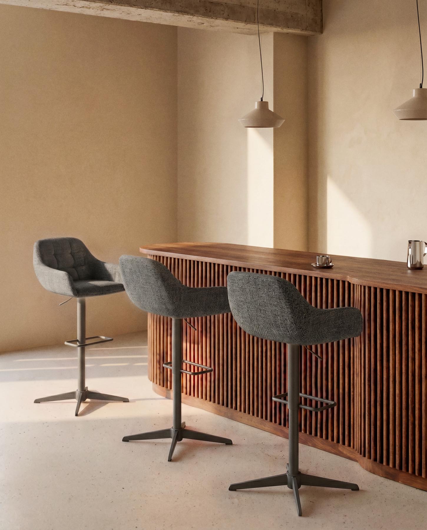 Drehhocker Dorina mit grüner Chenille und Stahlbeinen mit grünem Finish in Grün präsentiert im Onlineshop von KAQTU Design AG. Barhocker ist von Kave Home