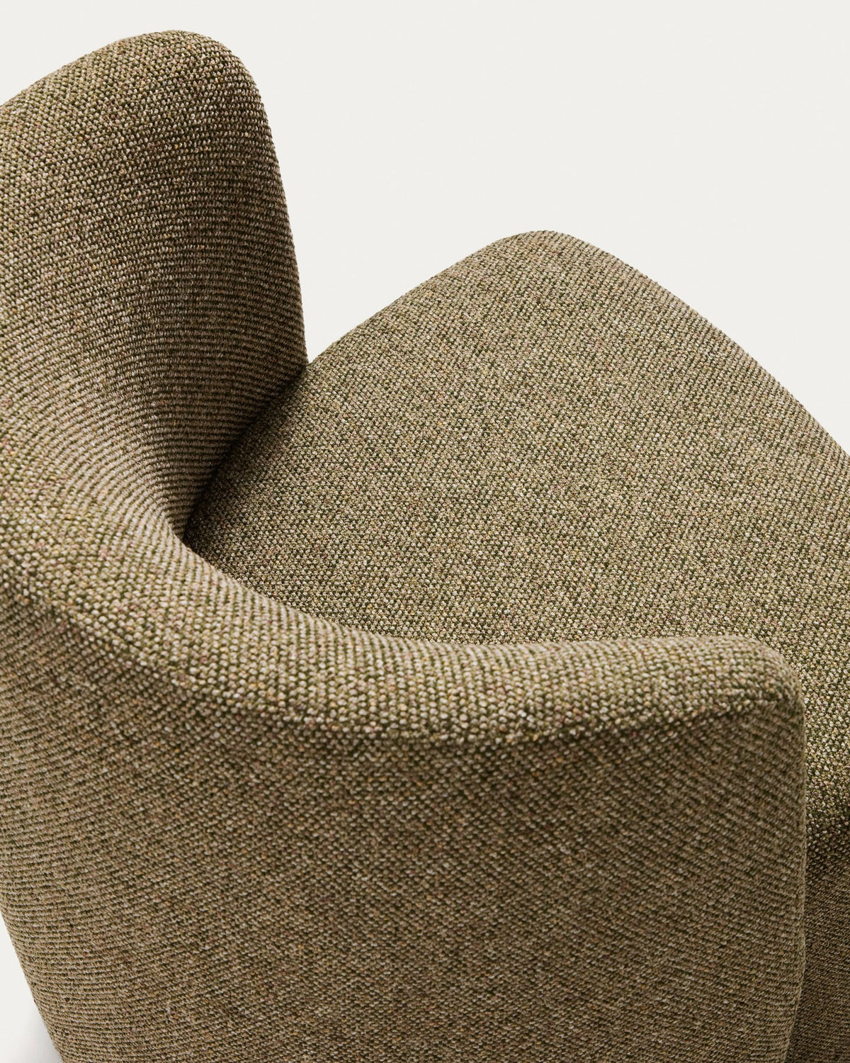 Olivgrüner Stuhl Corvena mit Chenille-Bezug, abgerundeten Armlehnen und Gestell aus Pappelsperrholz, Kunststoffgleiter an den Füssen.