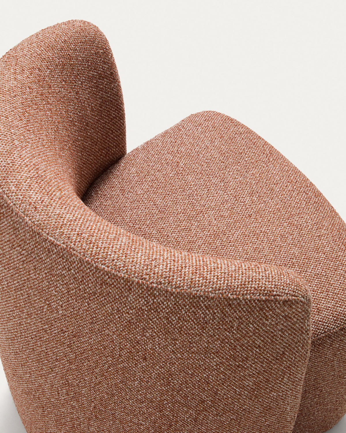 Gepolsterter Stuhl Corvena mit Chenille-Bezug in Terrakotta, runden Formen und integrierten Armlehnen, Fussgestell aus Pappelsperrholz.